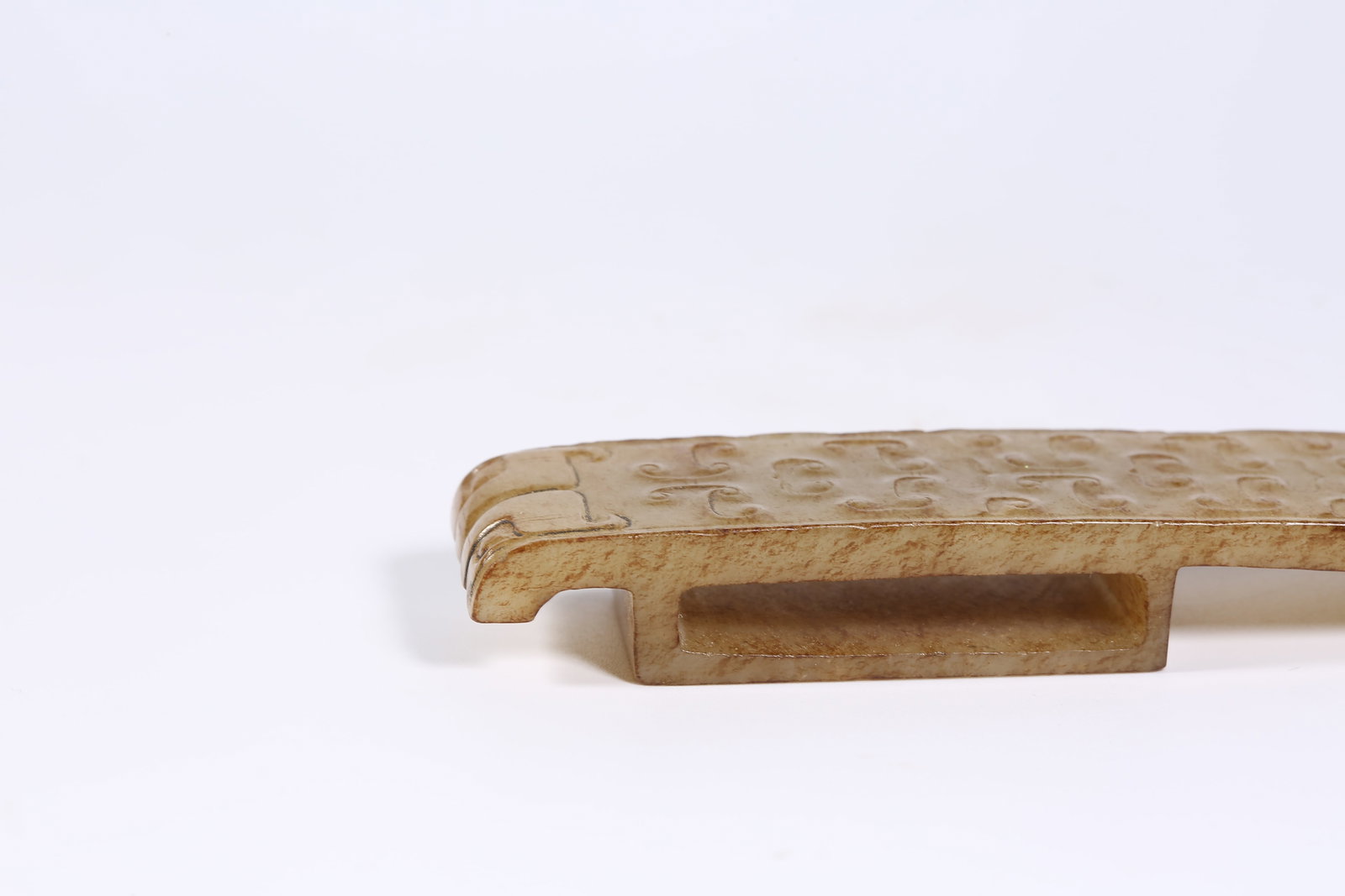 A ANCIENT JADE SWORD FITTING WITH INTERLINKED CLOUD MOTIF - 7