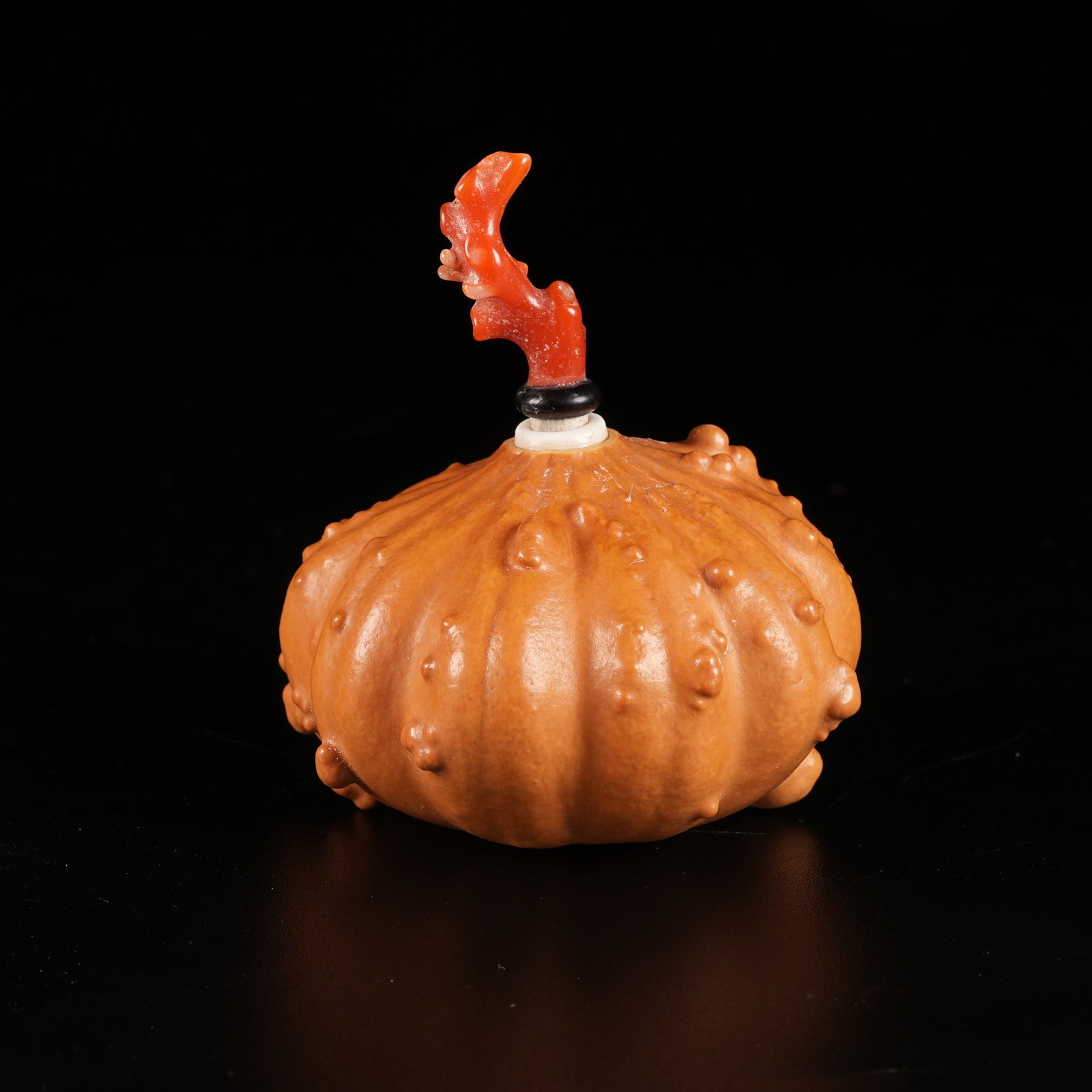 A GOURD VESSEL, MELON-SHAPED SNUFF BOTTLE (1 of 9)