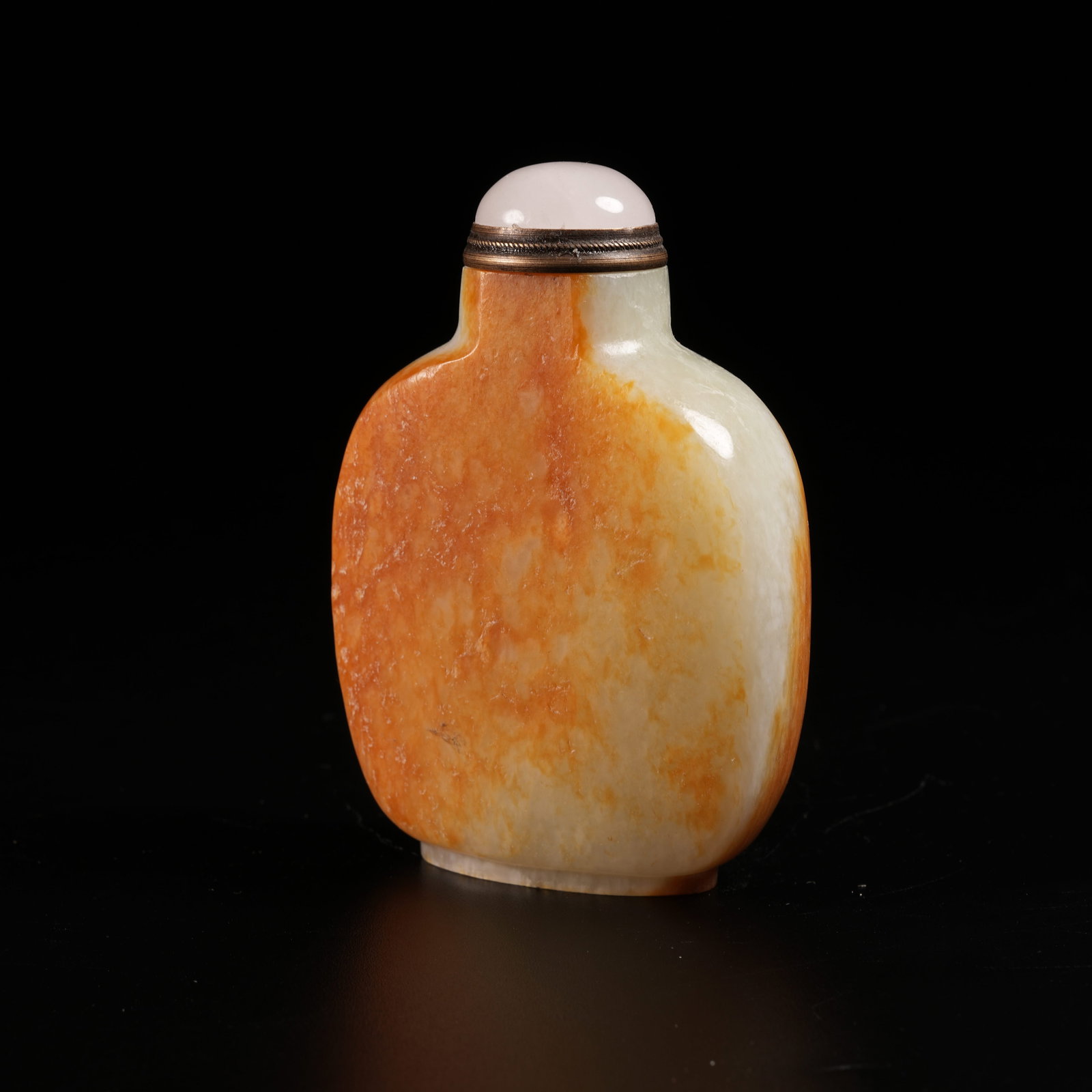 A HETIAN JADE SNUFF BOTTLE: Hetian Jade Snuff Bottle