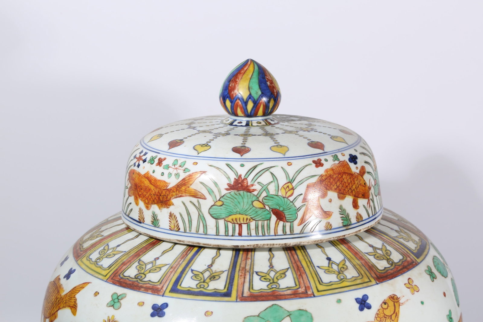 A WUCAI FISH AND ALGAE PATTERN LARGE JAR - 2