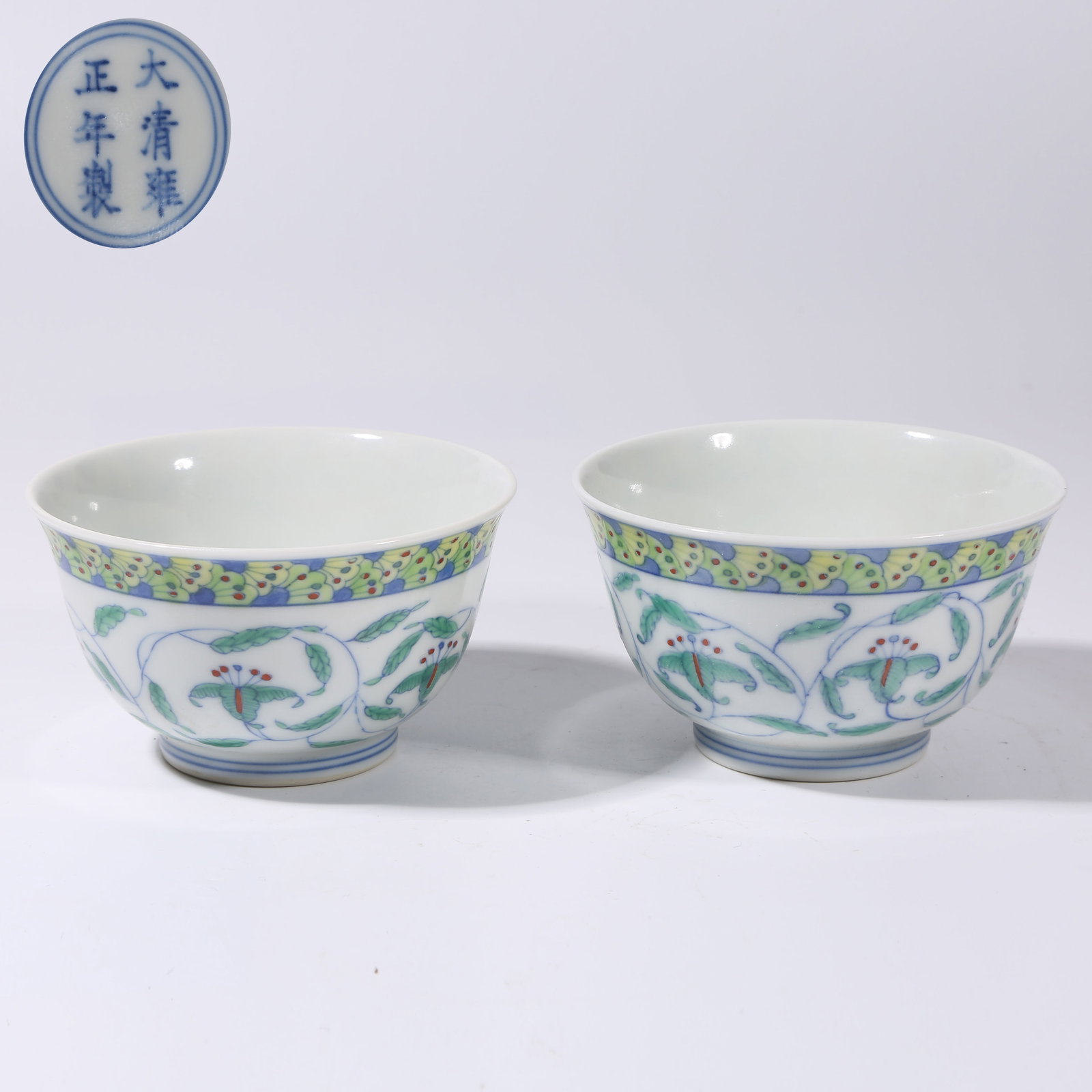 A SET OF DOUCAI SCROLL-LEAF PATTERN CUPS: Set of Doucai Scroll-Leaf Pattern Cups