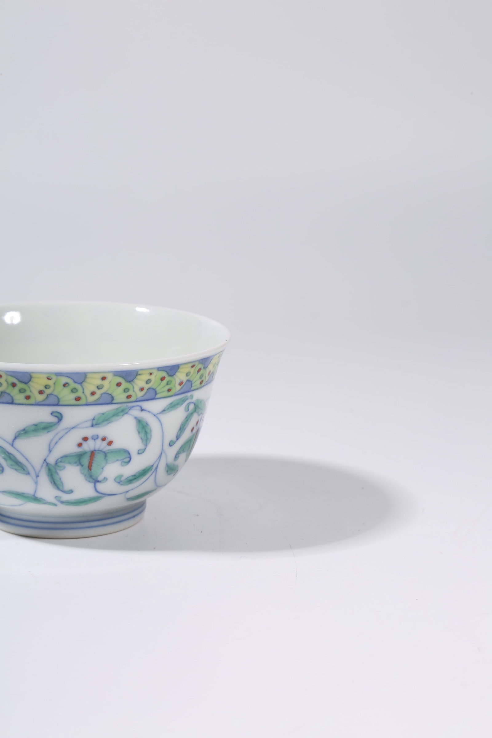 A SET OF DOUCAI SCROLL-LEAF PATTERN CUPS - 2