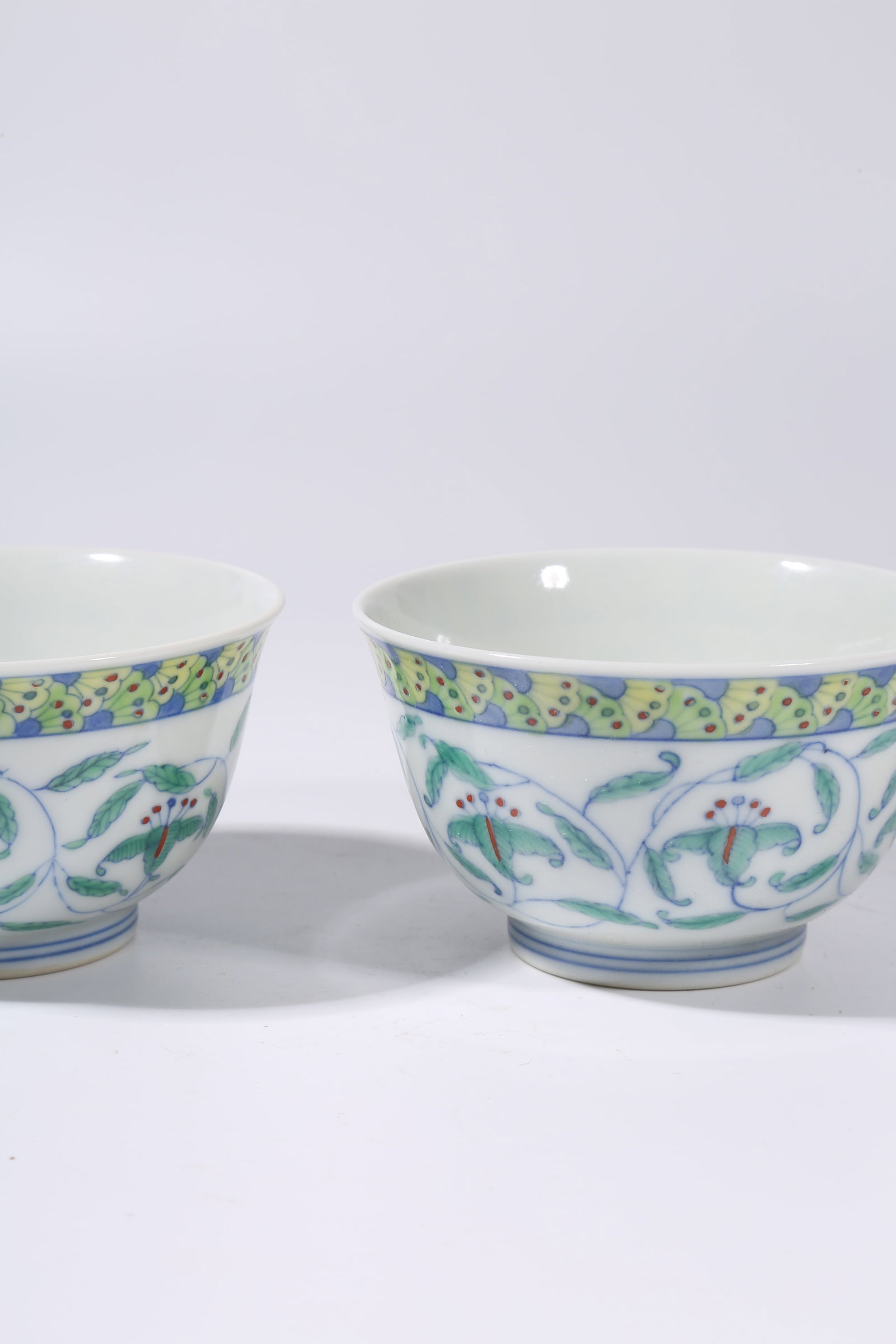 A SET OF DOUCAI SCROLL-LEAF PATTERN CUPS - 3
