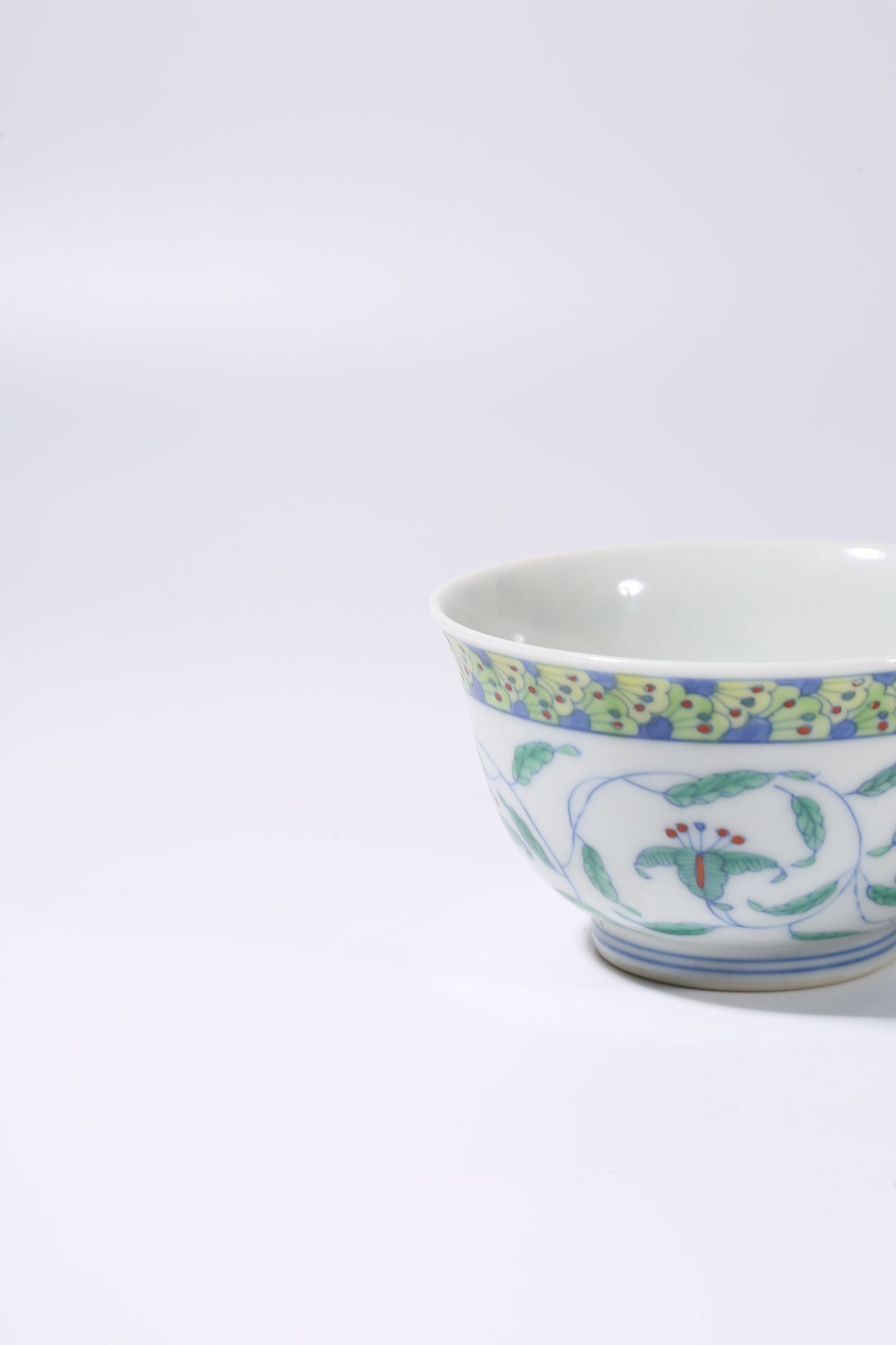 A SET OF DOUCAI SCROLL-LEAF PATTERN CUPS - 4