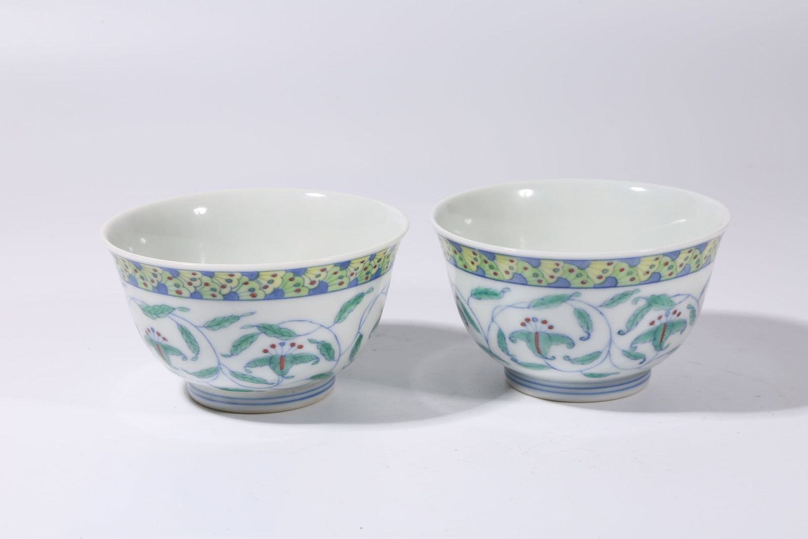 A SET OF DOUCAI SCROLL-LEAF PATTERN CUPS - 5