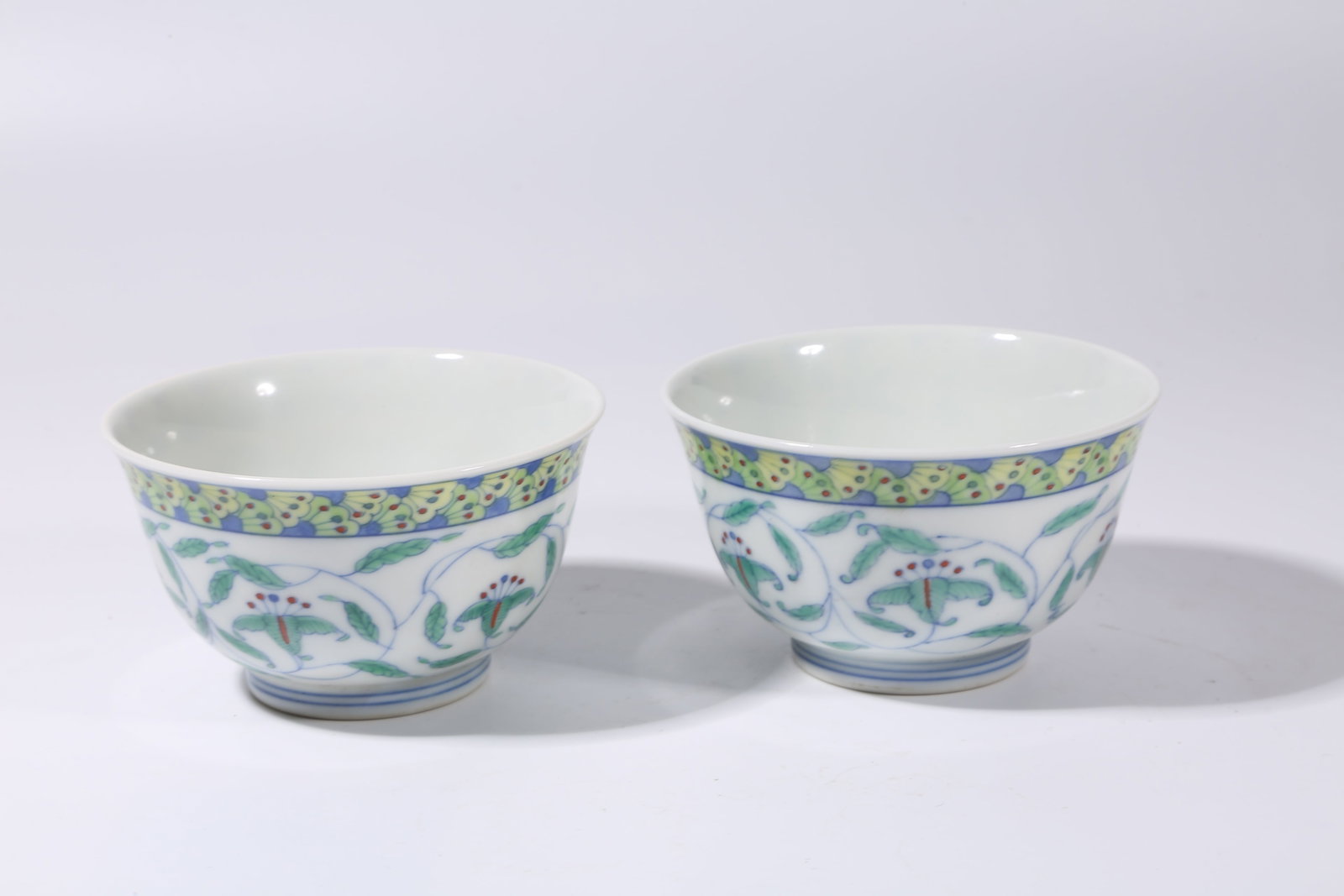 A SET OF DOUCAI SCROLL-LEAF PATTERN CUPS - 6