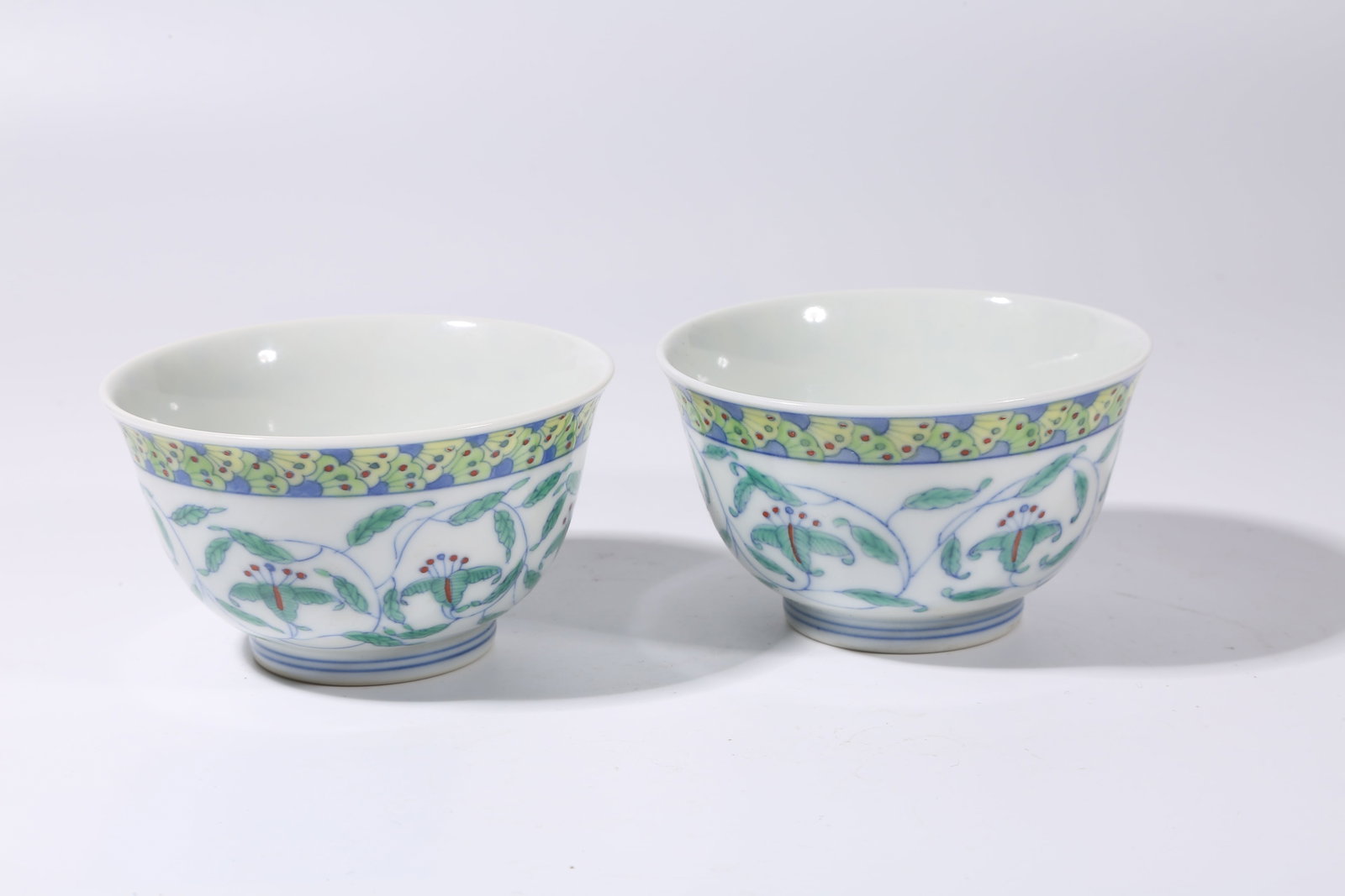 A SET OF DOUCAI SCROLL-LEAF PATTERN CUPS - 7