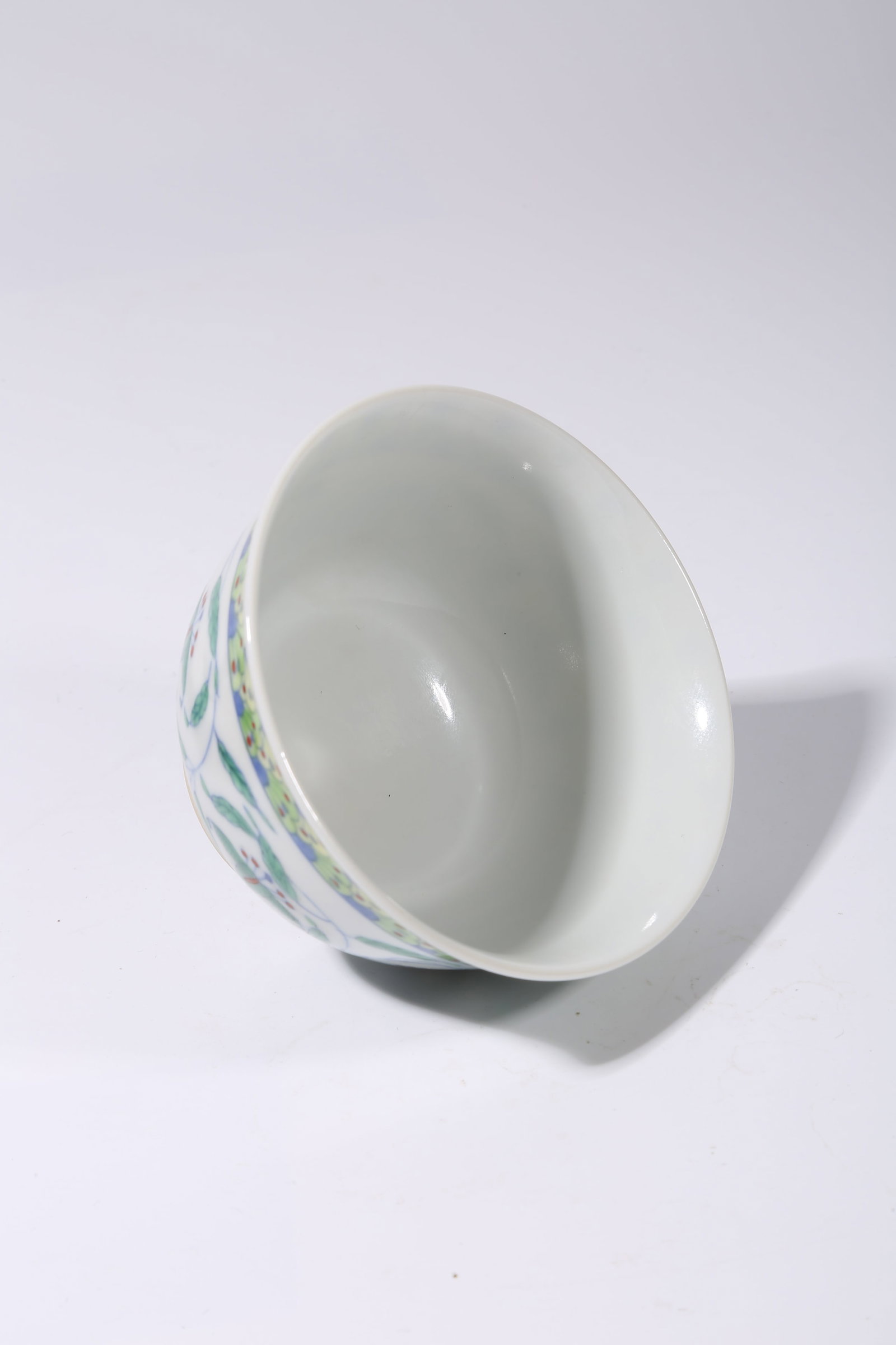 A SET OF DOUCAI SCROLL-LEAF PATTERN CUPS - 8