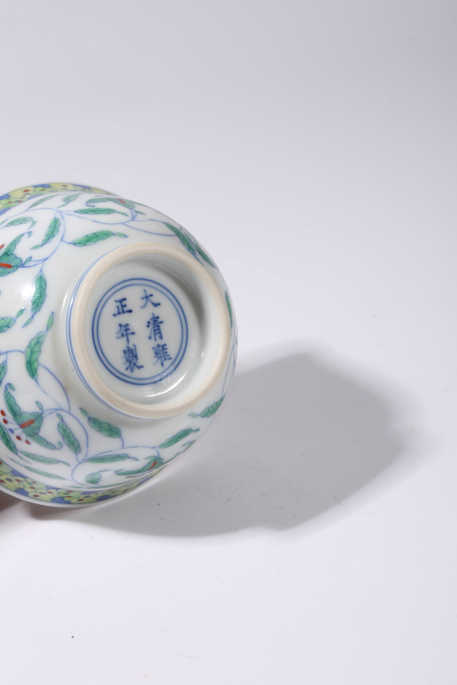 A SET OF DOUCAI SCROLL-LEAF PATTERN CUPS - 9