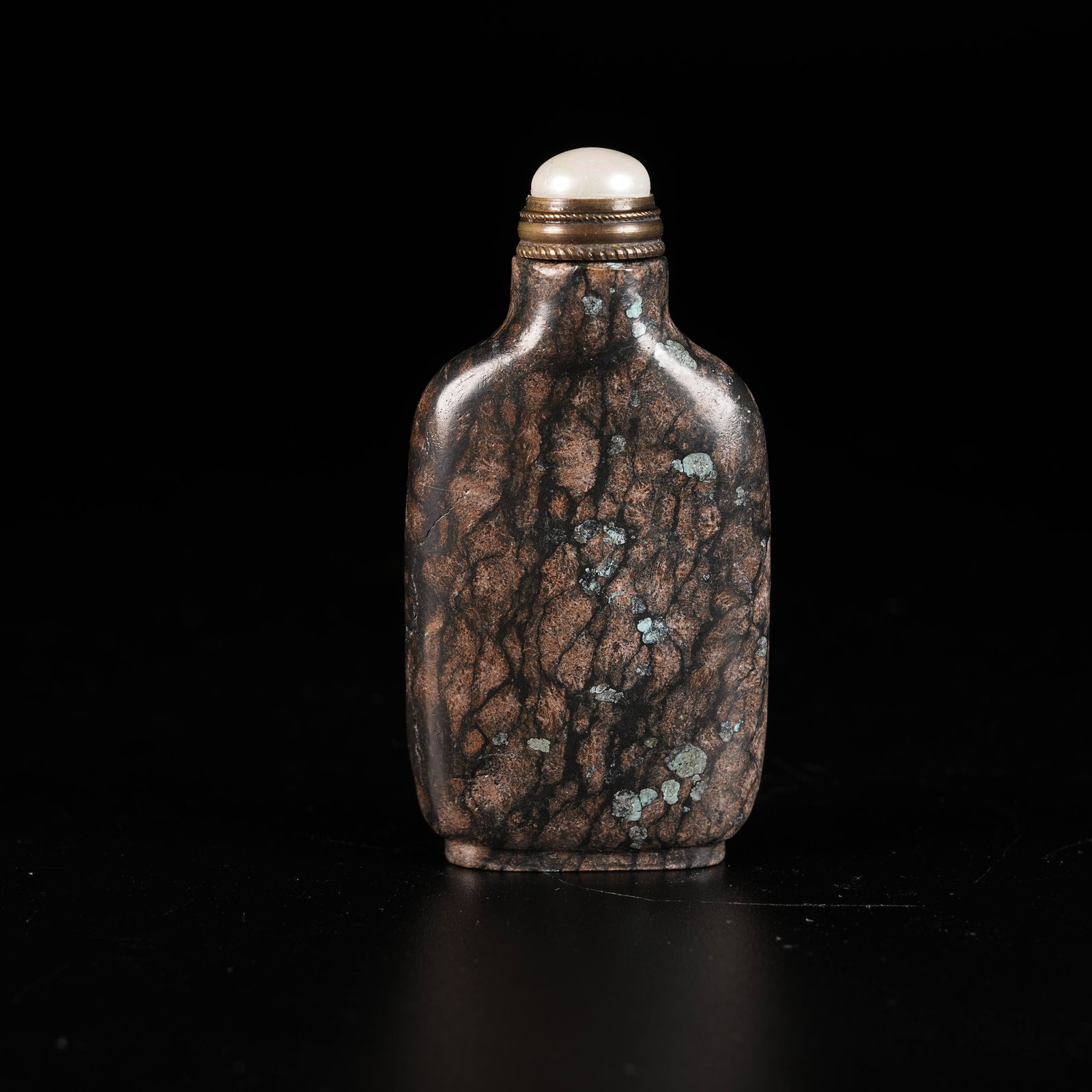 A TURQUOISE SNUFF BOTTLE: Turquoise Snuff Bottle
