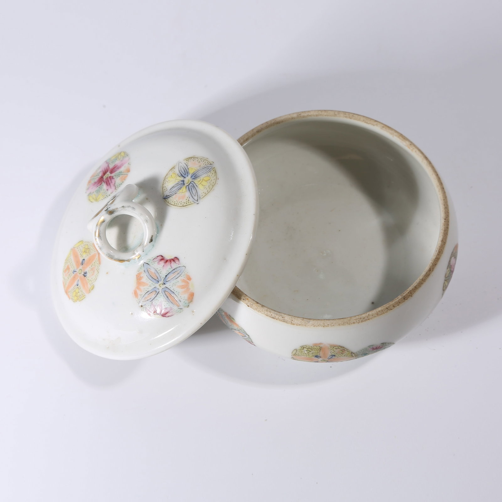 A FAMILLE ROSE BALL-PATTERNED LIDDED CENSER: Famille Rose Ball-Patterned Lidded Censer
