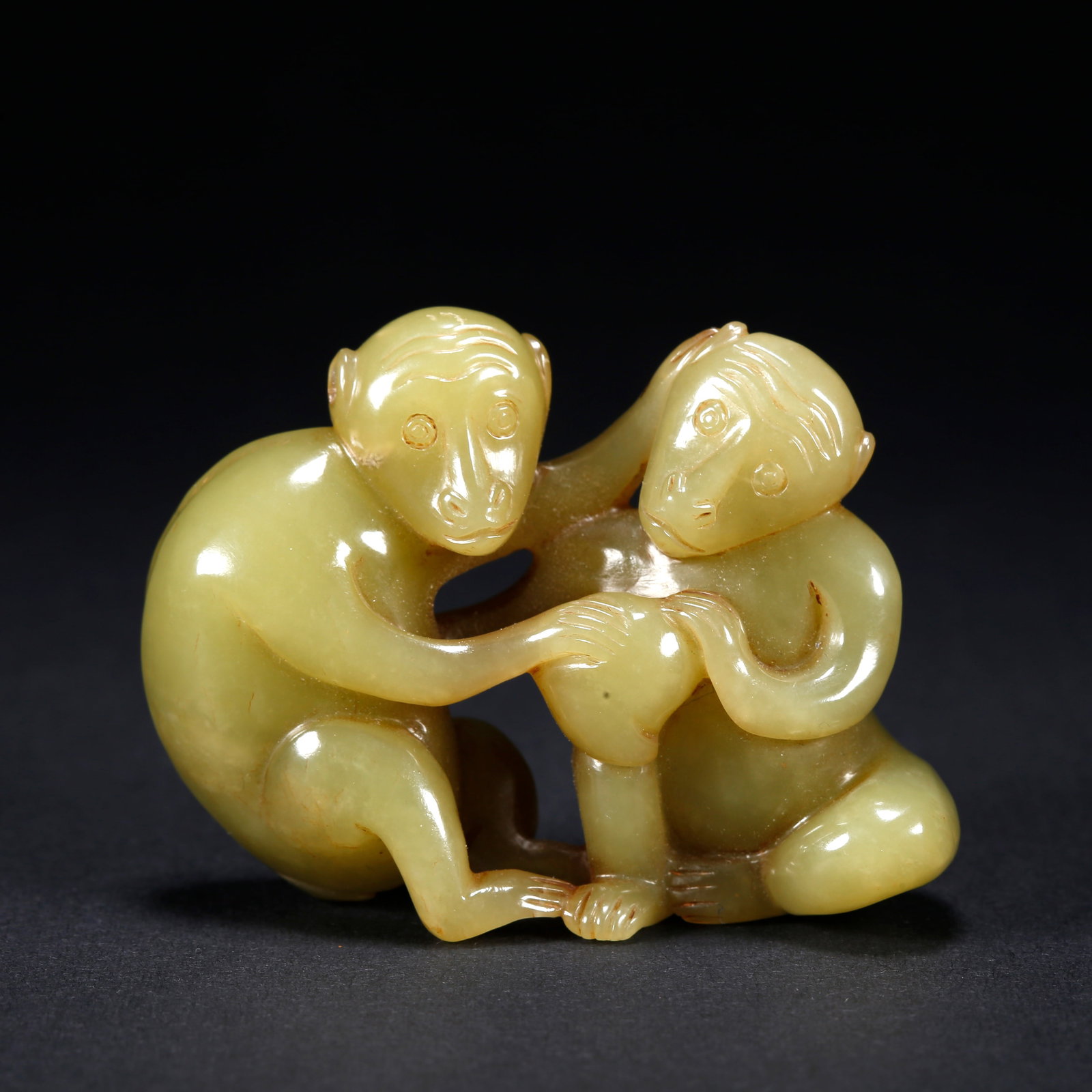 A HETIAN YELLOW JADE DOUBLE MONKEYS OFFERING LONGEVITY FIGURINE: Hetian Yellow Jade Double Monkeys Offering Longevity Figurine