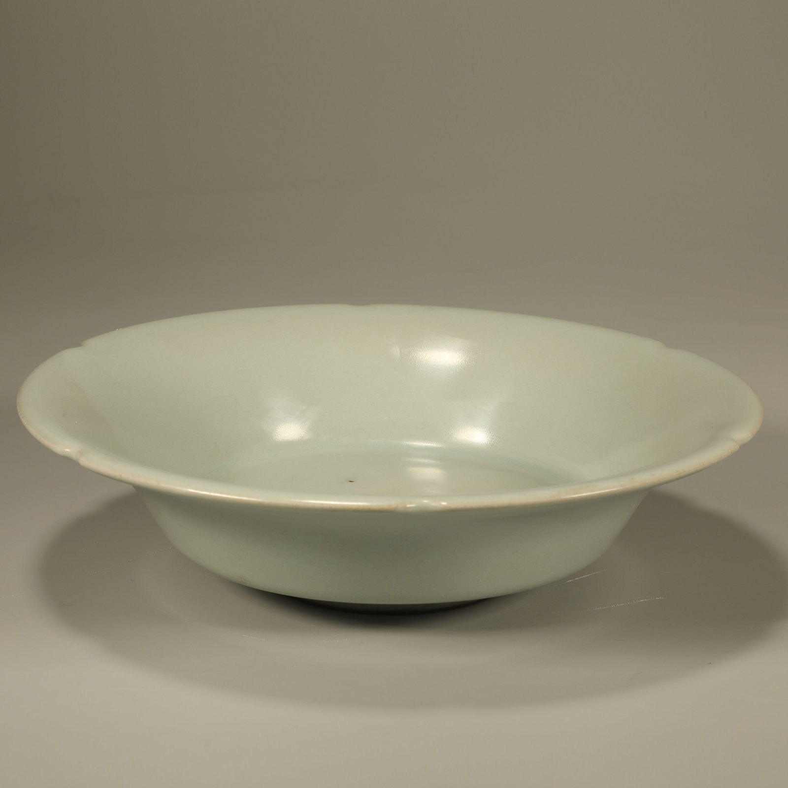 A OFFICIAL KILN SUNFLOWER-RIMMED PLATE (1 of 6)