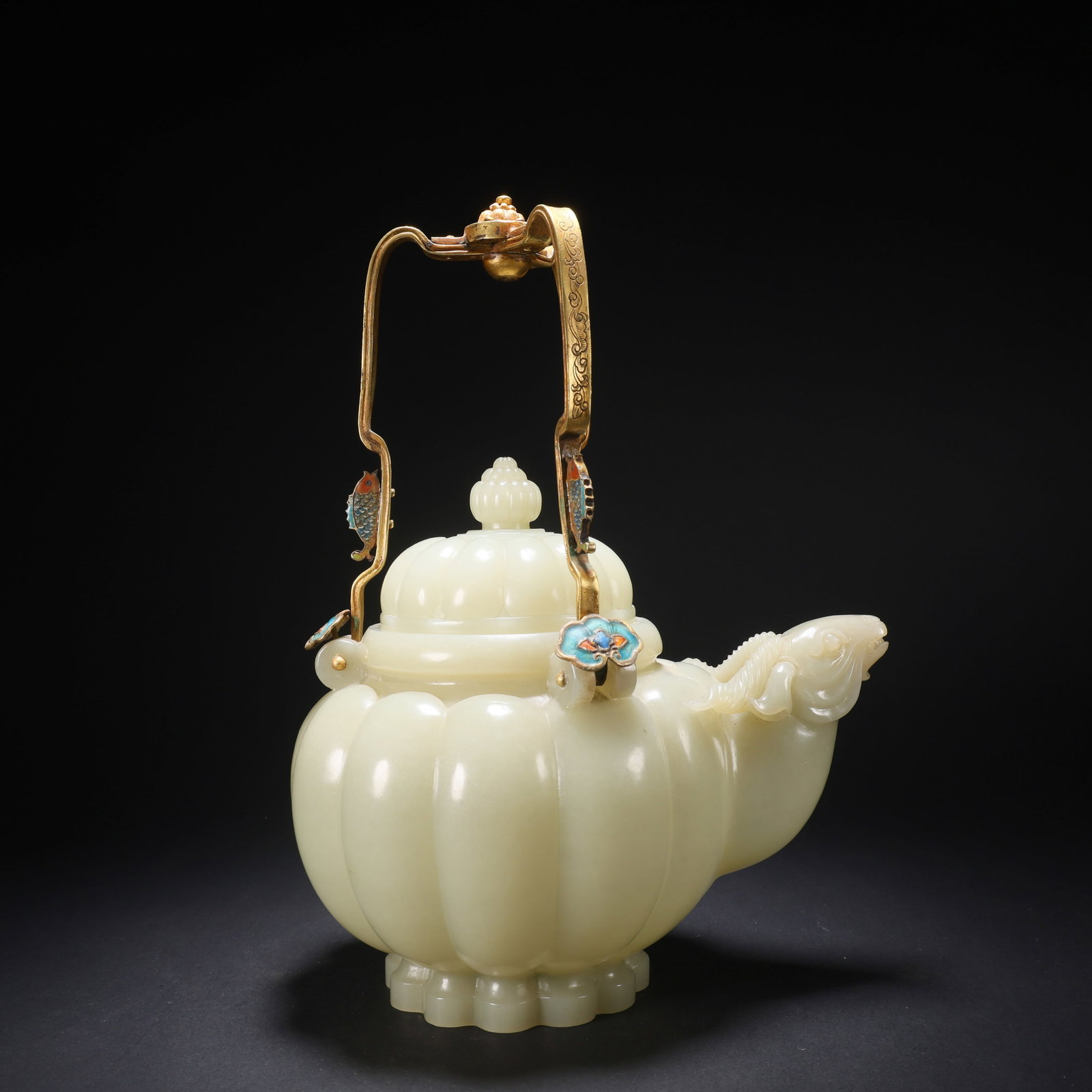 A HETIAN JADE GILT-BRONZE HANDLE SHEEP-HEAD WINE POT: Hetian Jade Gilt-Bronze Handle Sheep-Head Wine Pot