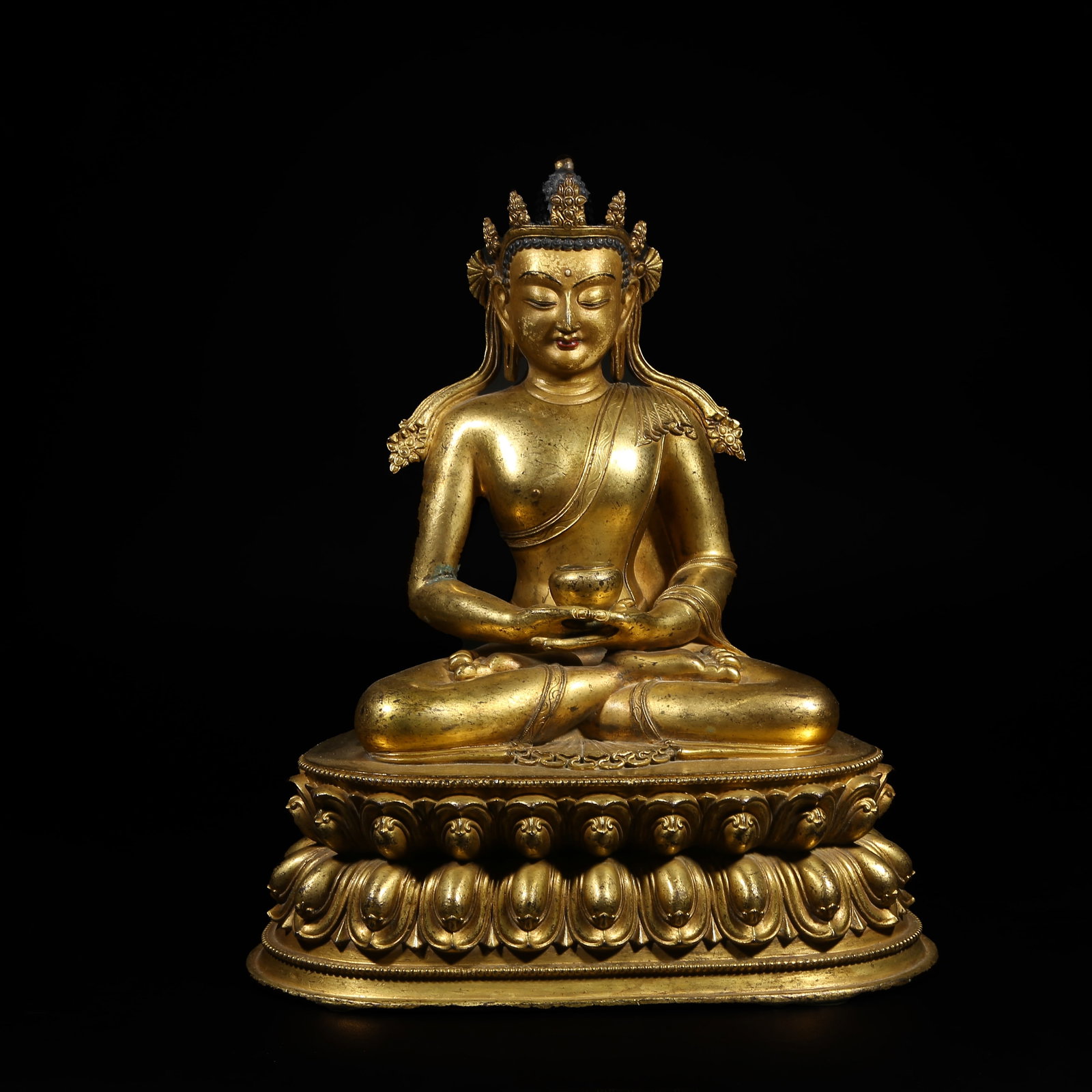 A GILT-BRONZE STATUE OF SHAKYAMUNI BUDDHA: Gilt-Bronze Statue of Shakyamuni Buddha