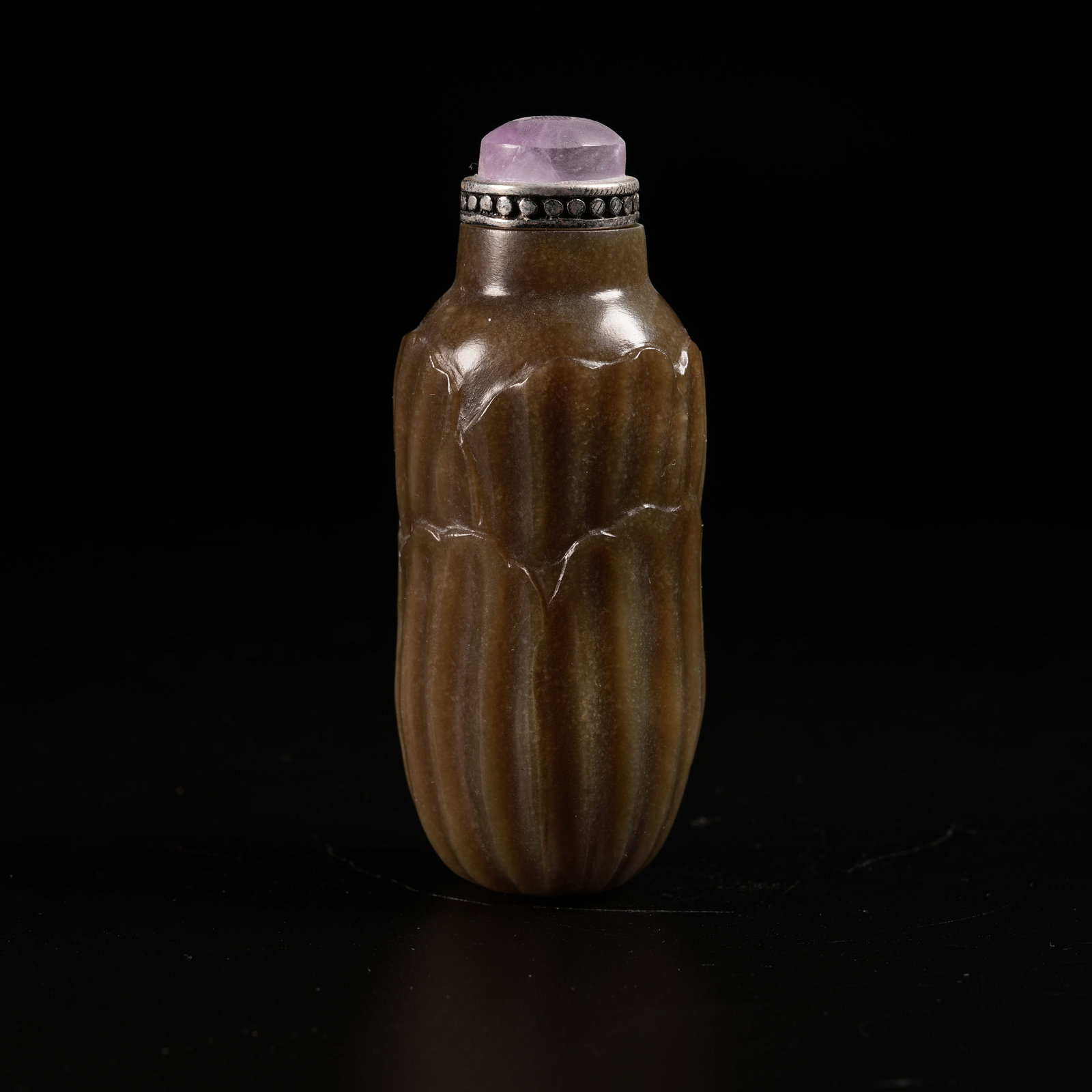 A JADE MELON-LOBED SNUFF BOTTLE: Jade Melon-Lobed Snuff Bottle