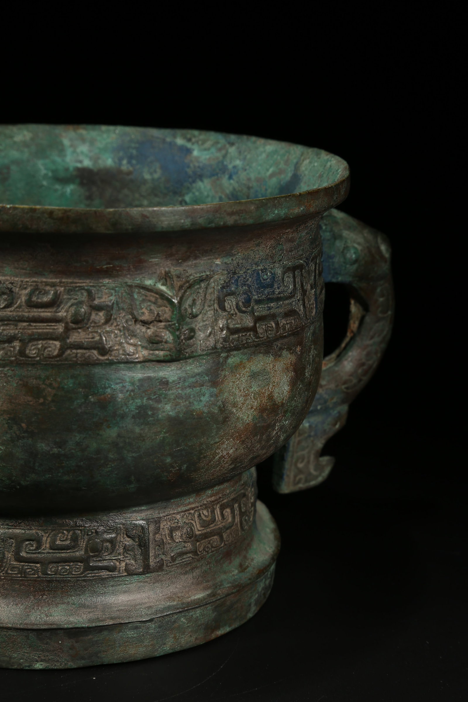 A BRONZE GUI VESSEL - 7