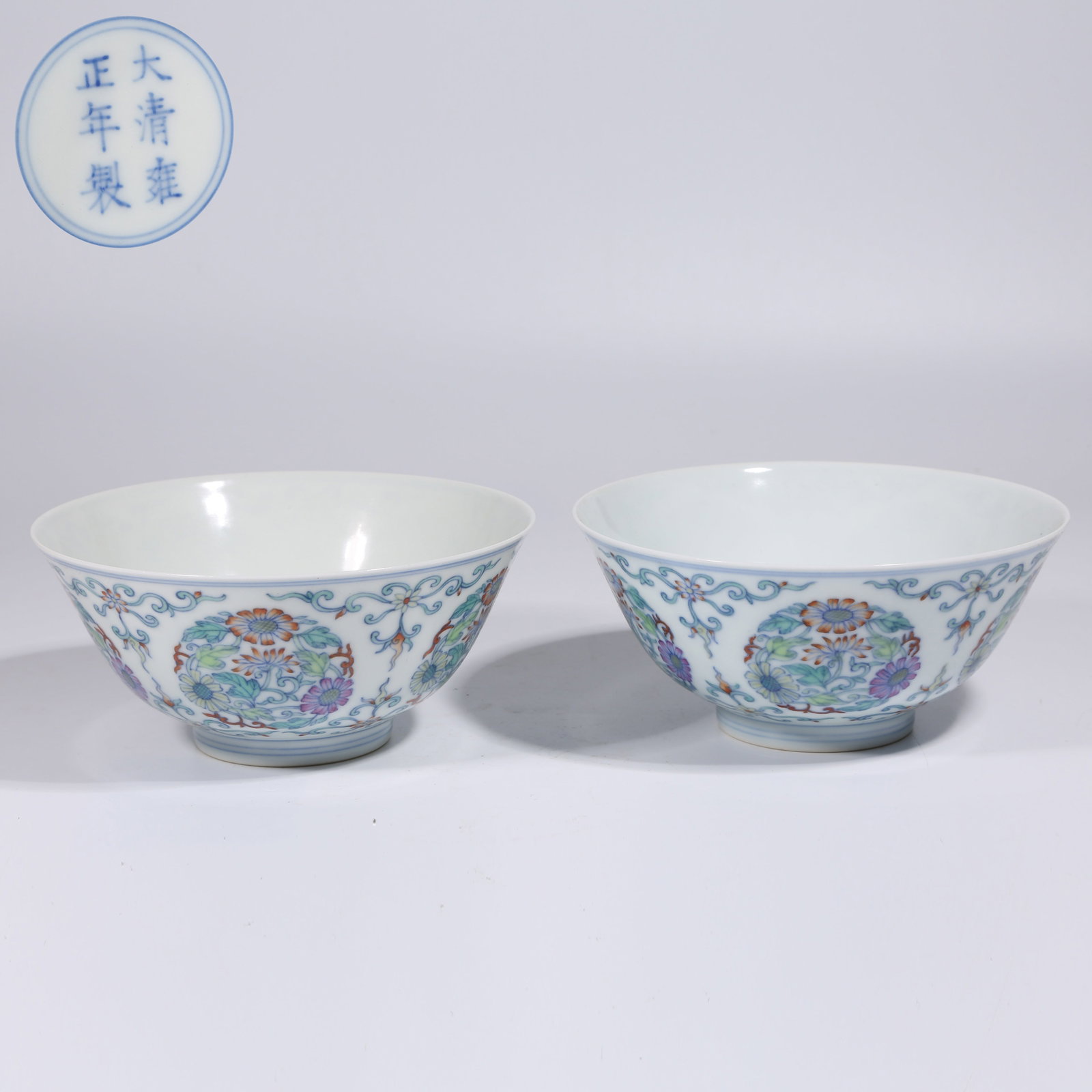 A SET OF DOUCAI FLORAL CHRYSANTHEMUM BOWLS (1 of 9)