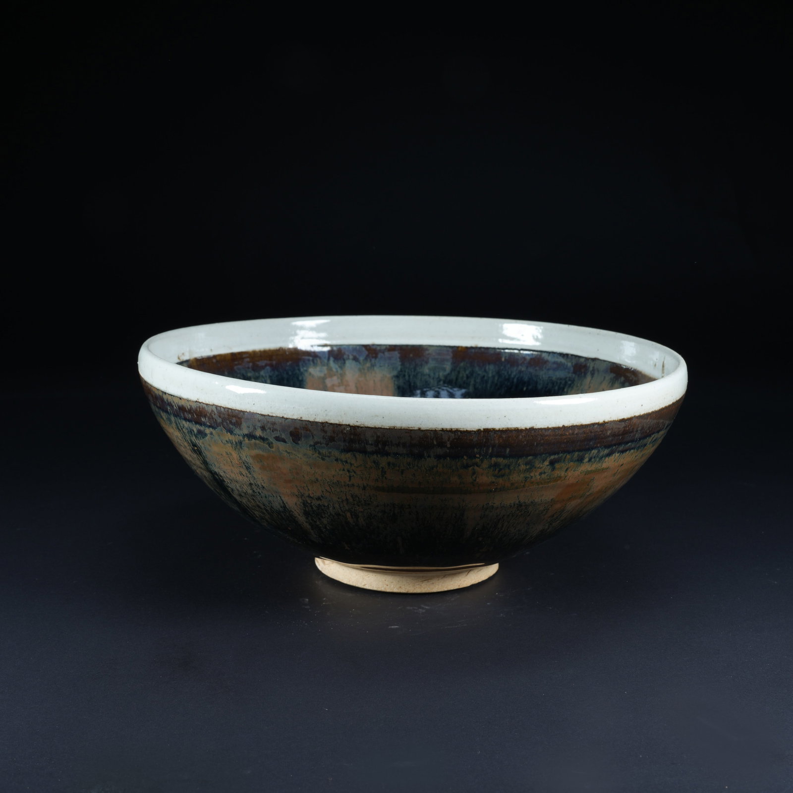 A BLACK-GLAZED RUST-PATTERN WHITE BODY BOWL: Black-Glazed Rust-Pattern White Body Bowl