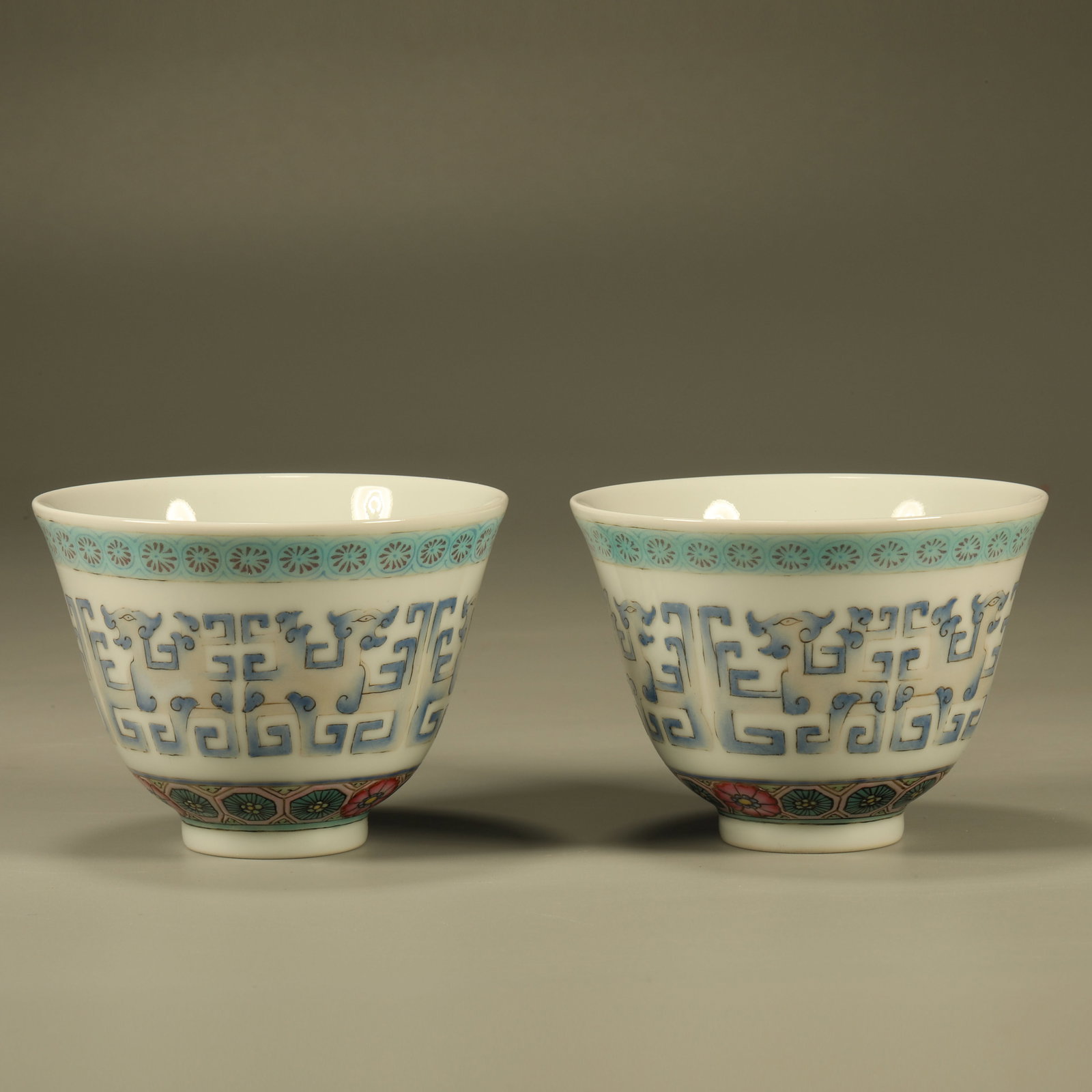 A PAIR OF FAMILLE ROSE CUPS WITH INTERLOCKING DRAGON PATTERN (1 of 6)