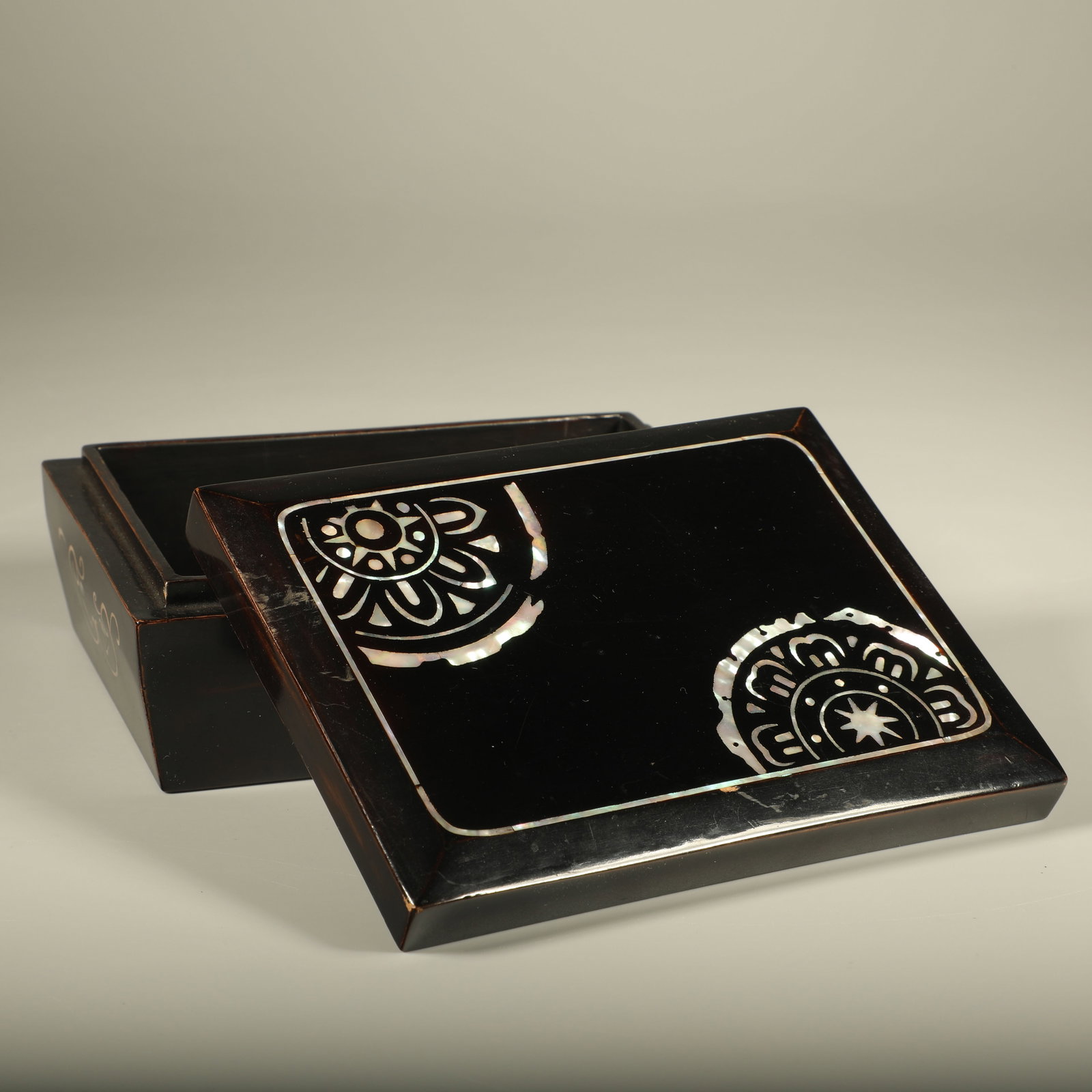 A LACQUER FLOWER BOX INLAID WITH MOTHER-OF-PEARL: Lacquer Flower Box Inlaid with Mother-of-Pearl