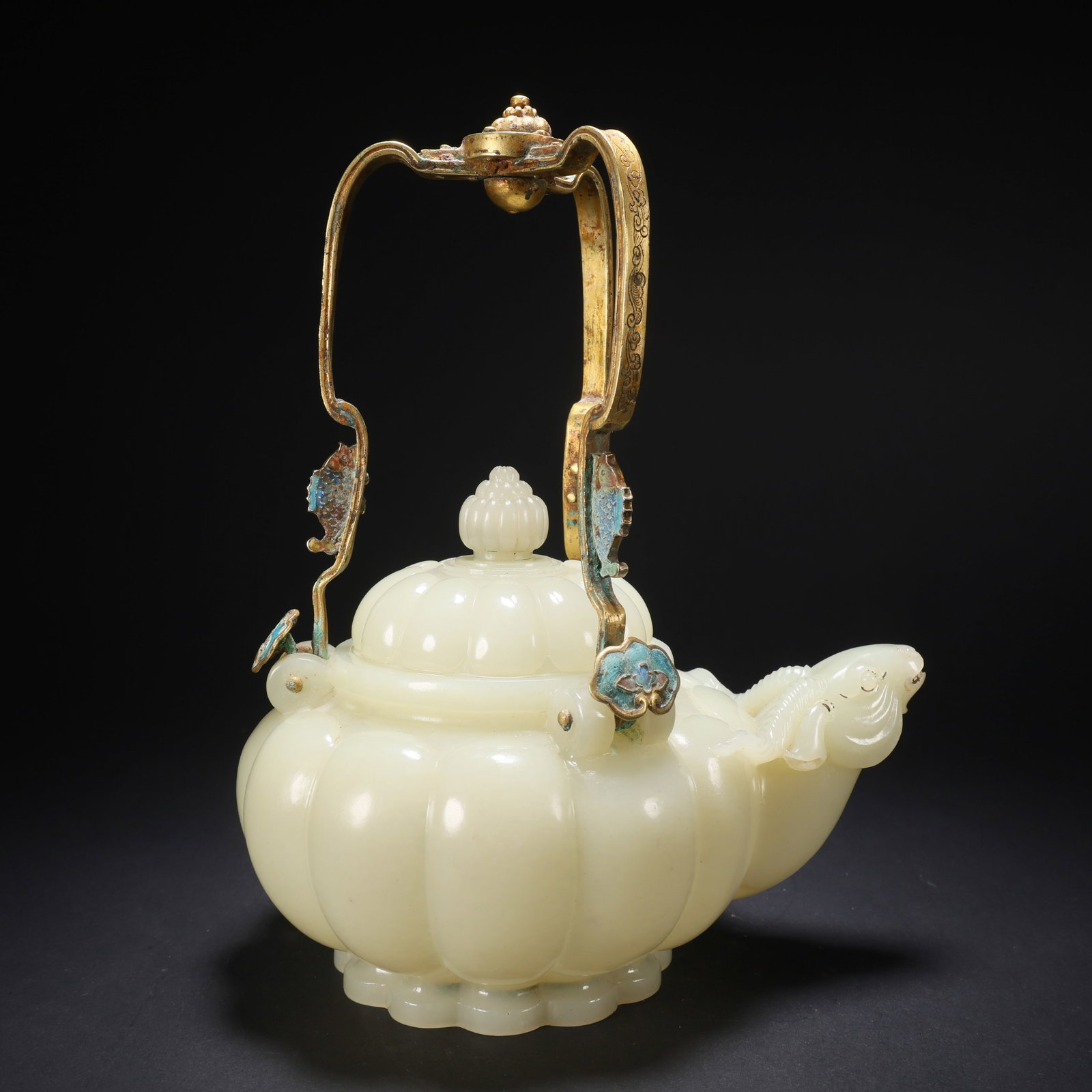 A HETIAN JADE GILT-BRONZE HANDLE SHEEP-HEAD WINE POT: Hetian Jade Gilt-Bronze Handle Sheep-Head Wine Pot