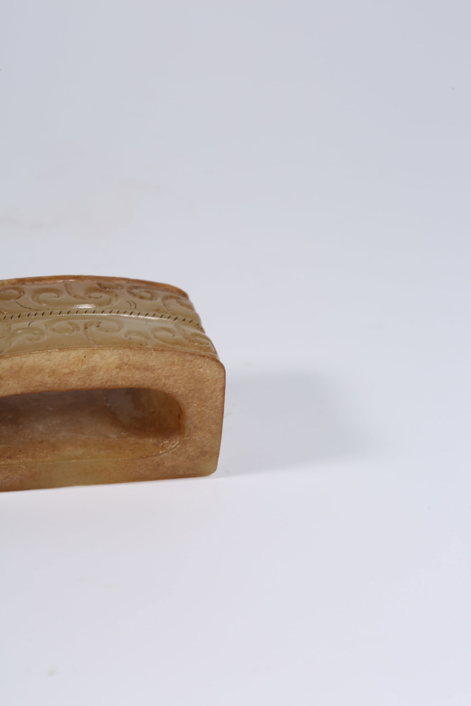 A ANCIENT JADE SWORD FITTING WITH INTERLINKED CLOUD MOTIF - 7