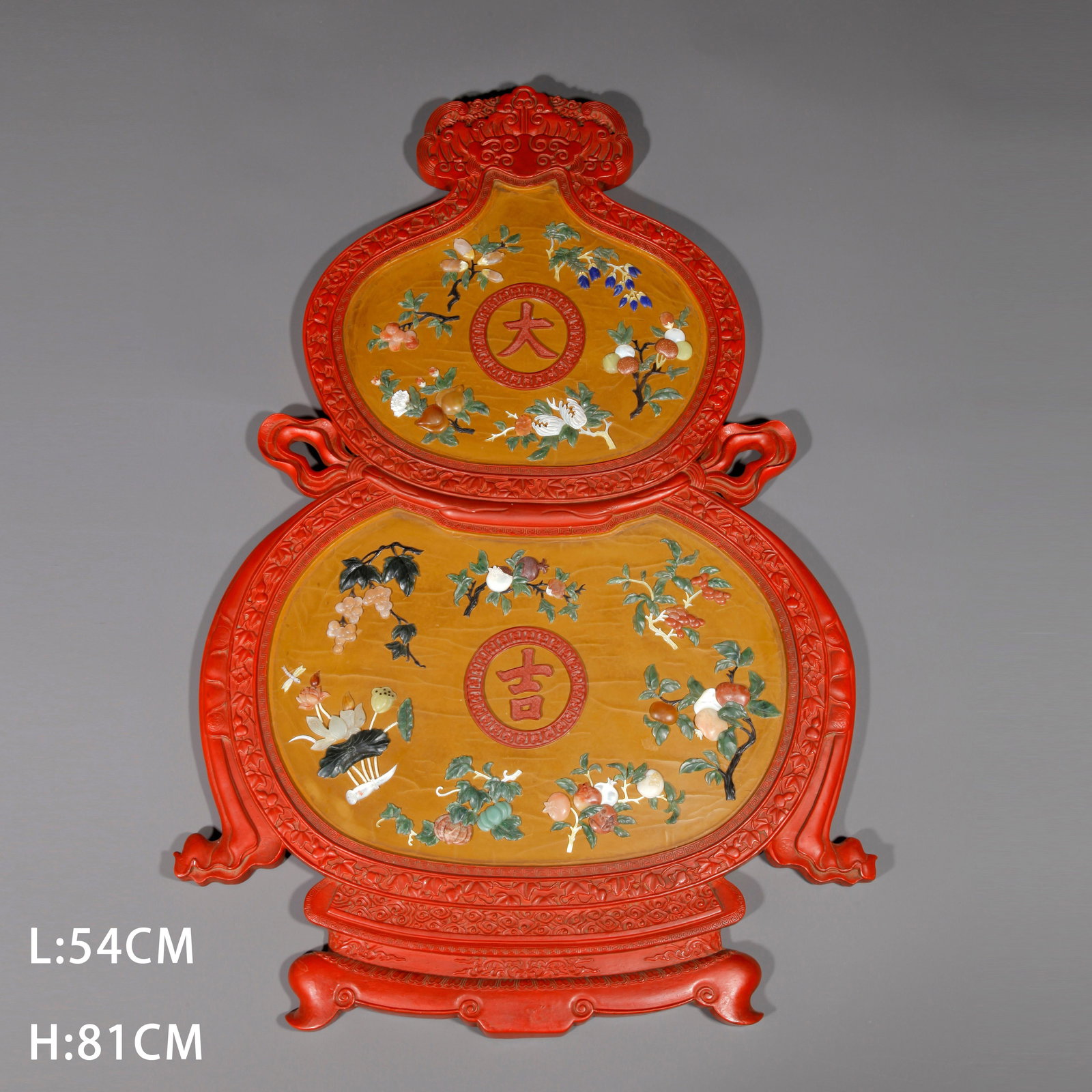 A CARVED RED LACQUER GOURD-SHAPED HANGING SCREEN WITH AUSPICIOUS PATTERN: Carved Red Lacquer Gourd-Shaped Hanging Screen with Auspicious Pattern