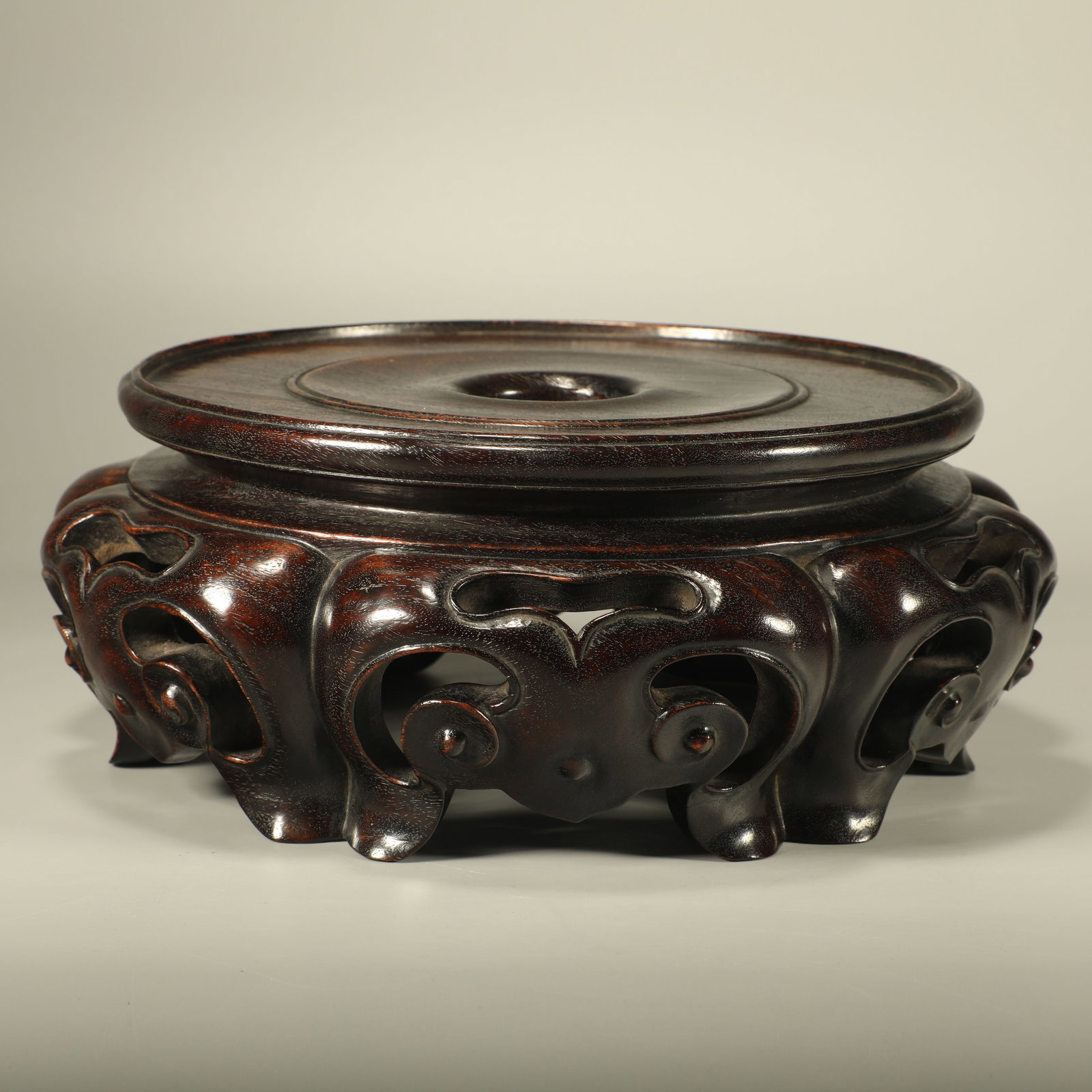 A RED SANDALWOOD CARVED STAND WITH RUYI PATTERN (1 of 6)