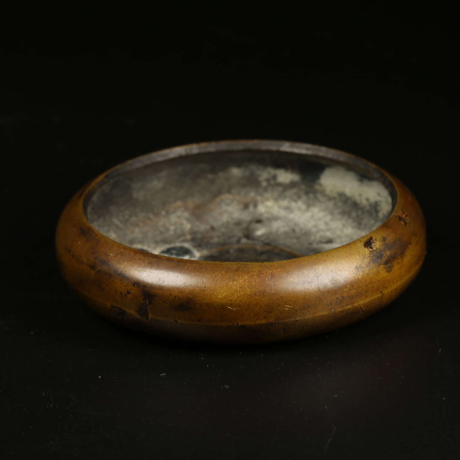 A BRONZE WASHBASIN: Bronze Washbasin