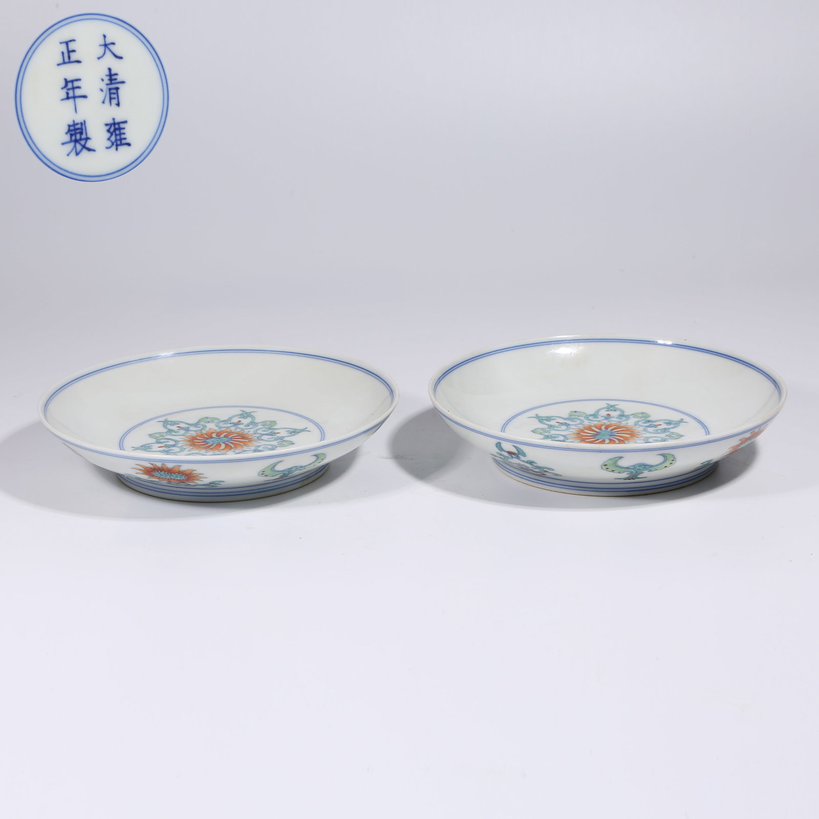 A SET OF DOUCAI INTERLOCKING PATTERN PLATES: Set of Doucai Interlocking Pattern Plates