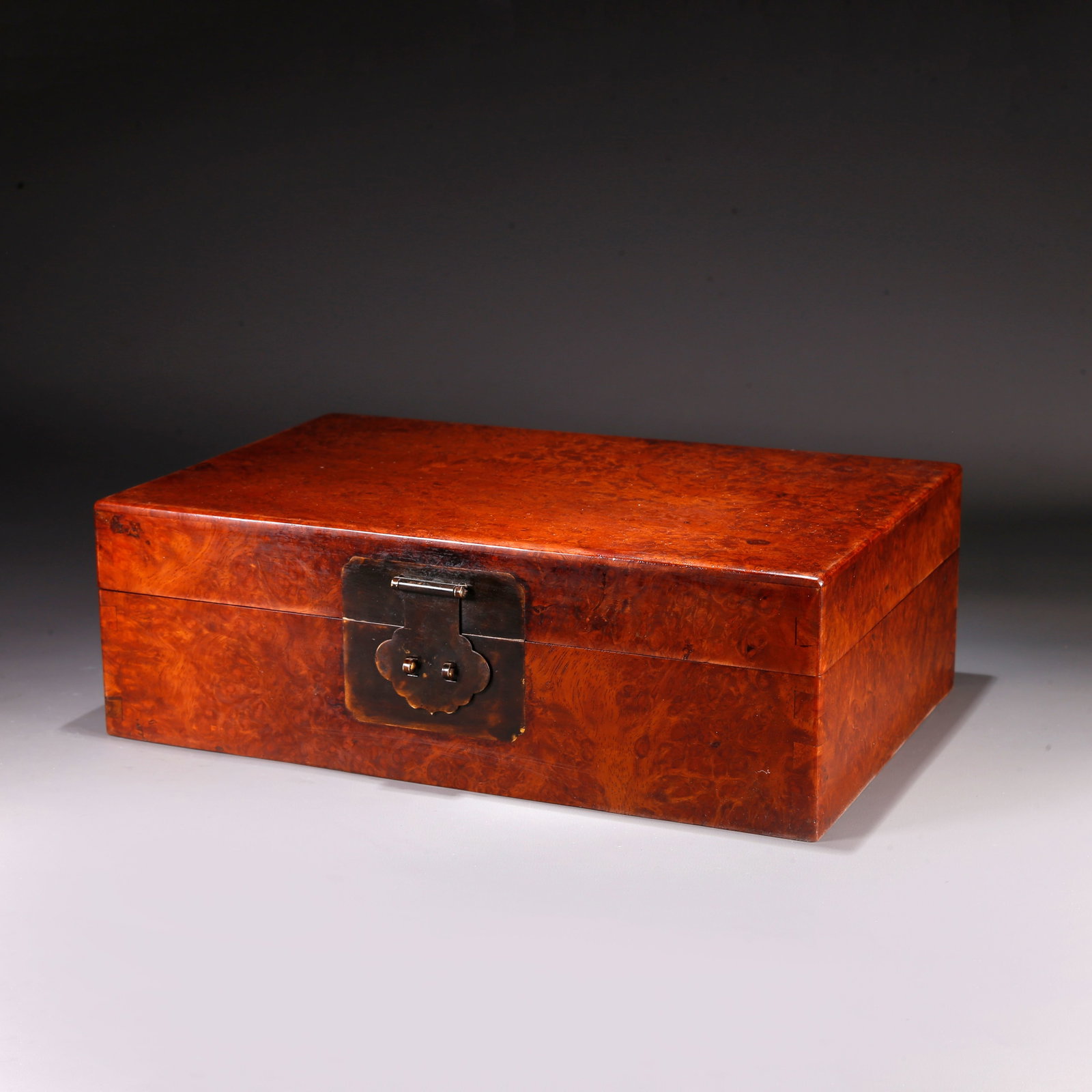 A BURL WOOD LIDDED BOX (1 of 9)