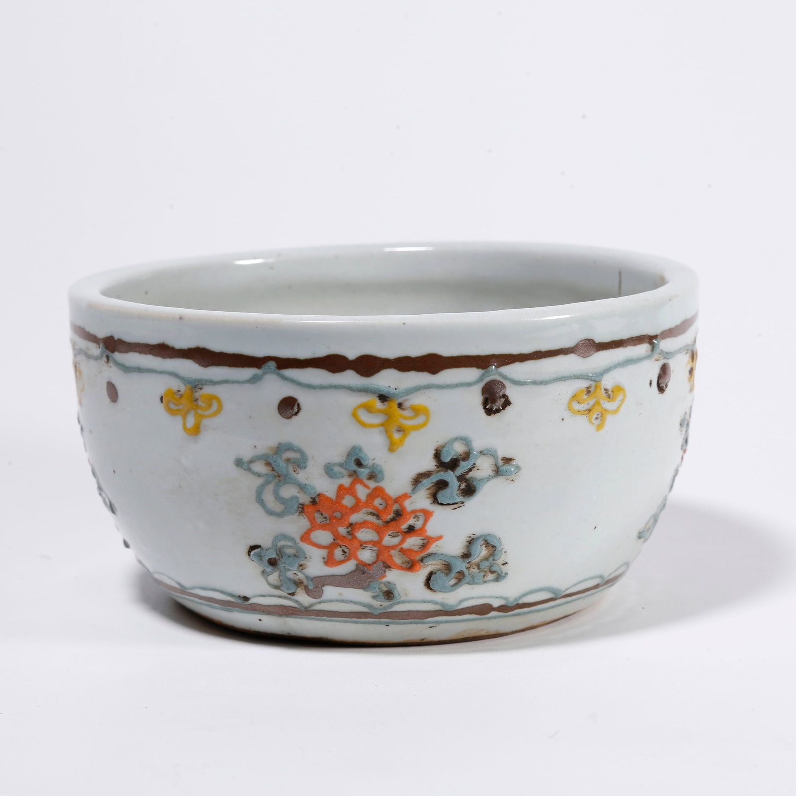 A FAMILLE ROSE VAT WITH FLORAL PATTERN: Famille Rose Vat with Floral Pattern