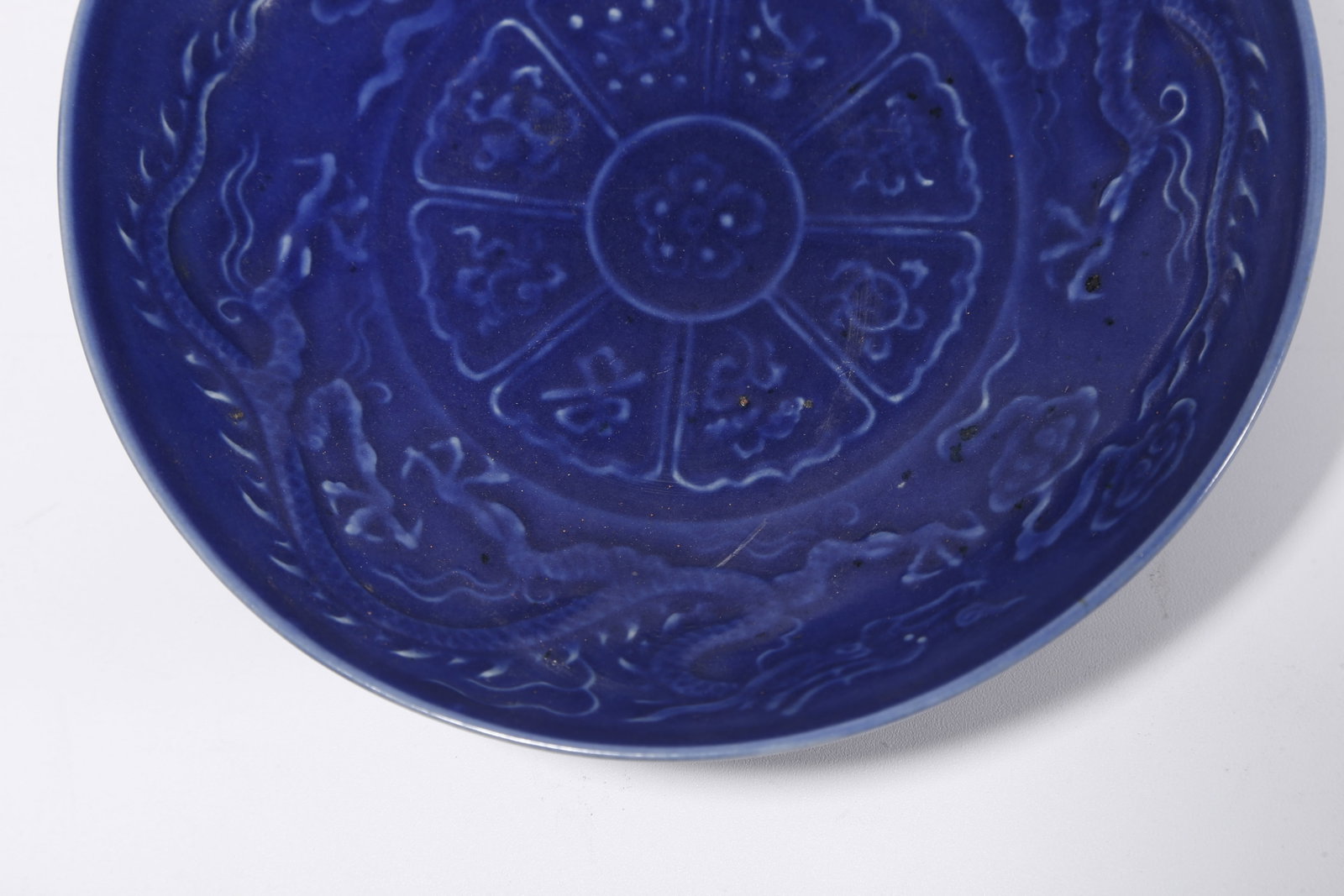 A BLUE GLAZED PLATE WITH CLOUD AND DRAGON PATTERN - 4