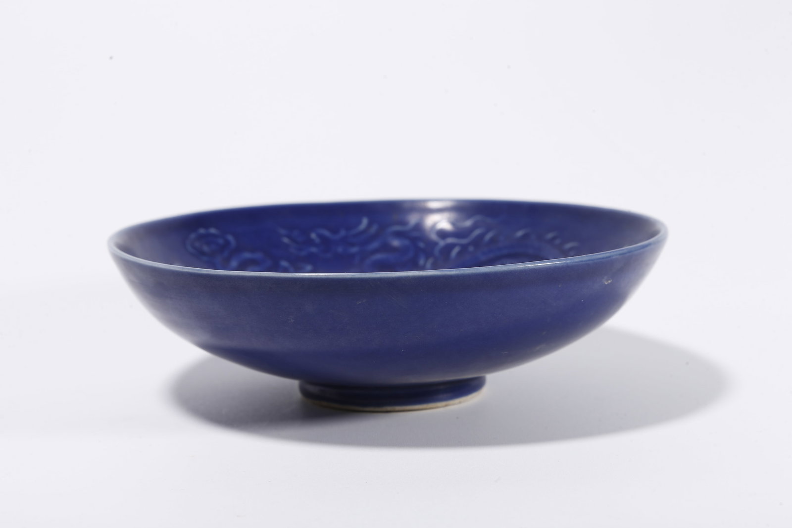 A BLUE GLAZED PLATE WITH CLOUD AND DRAGON PATTERN - 5