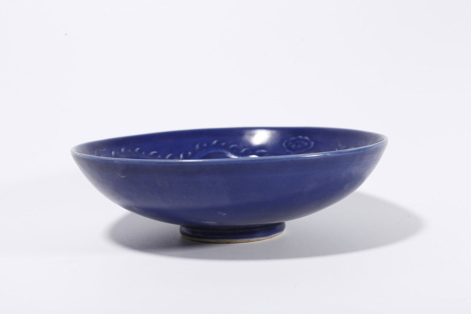 A BLUE GLAZED PLATE WITH CLOUD AND DRAGON PATTERN - 6
