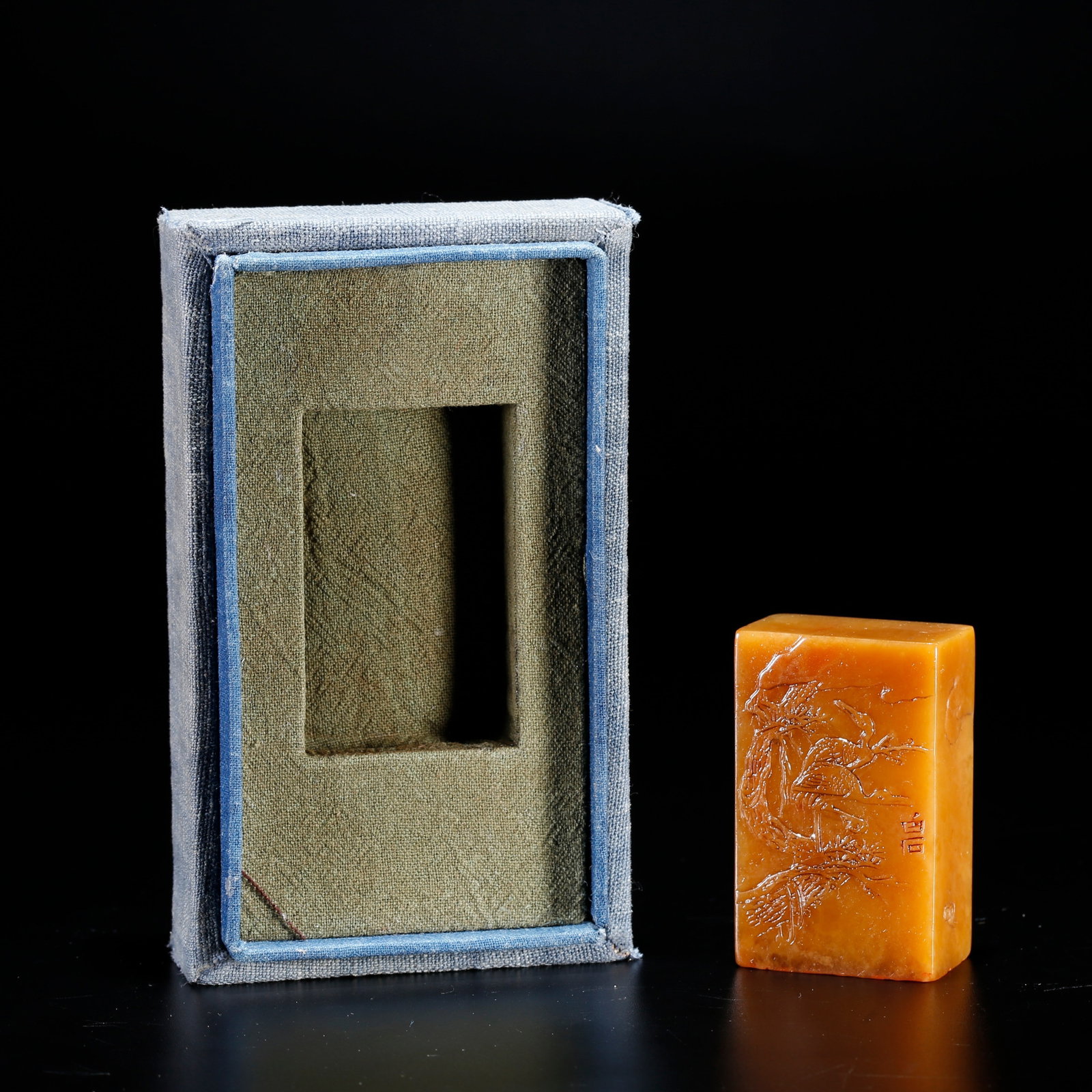 A SEAL CARVED WITH CRANE PATTERN FROM SHOUSHAN TIANHUANG STONE: Seal Carved with Crane Pattern from Shoushan Tianhuang Stone