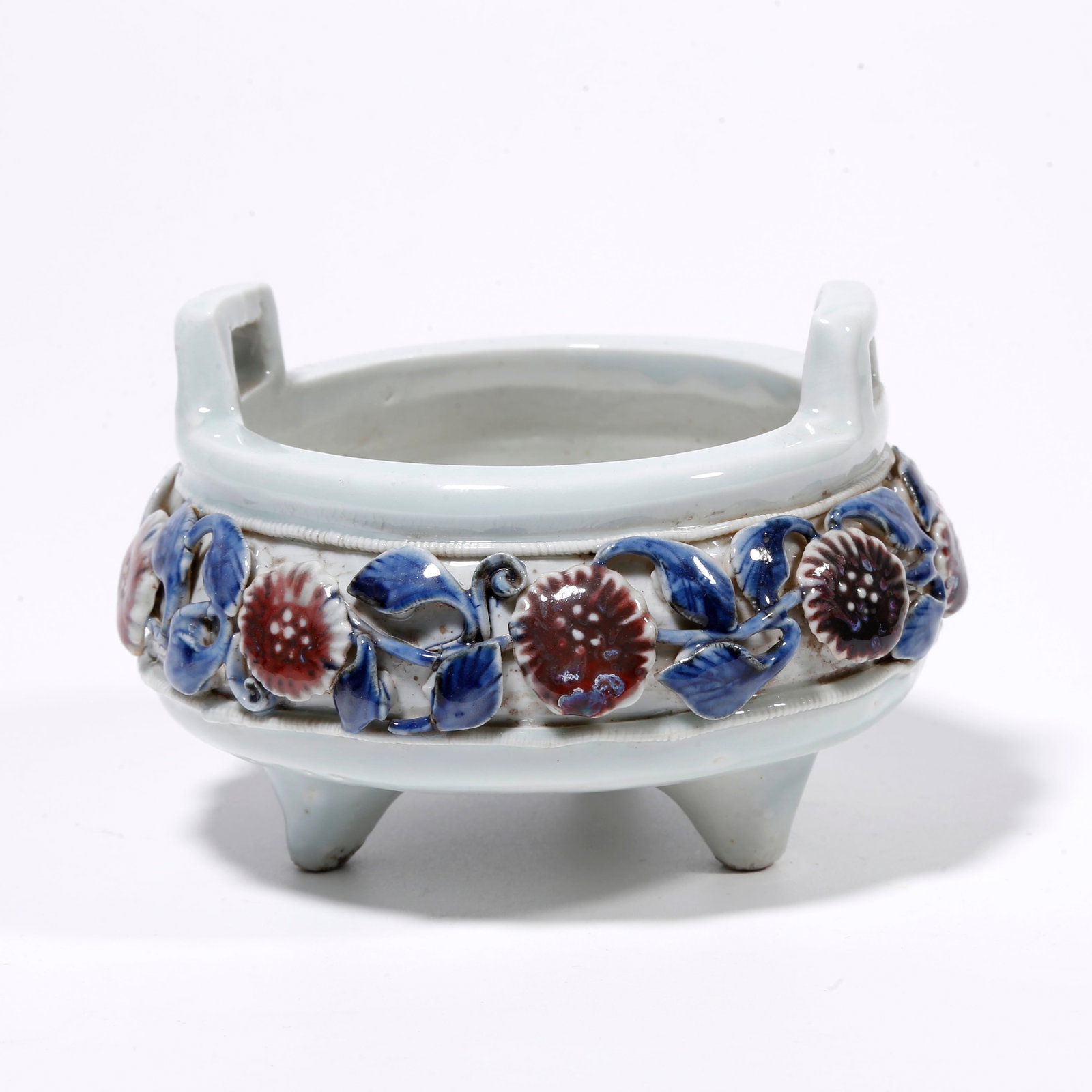 A BLUE AND WHITE UPRIGHT EAR CENSER WITH INTERLOCKING FLORAL PATTERN: Blue and White Upright Ear Censer with Interlocking Floral Pattern