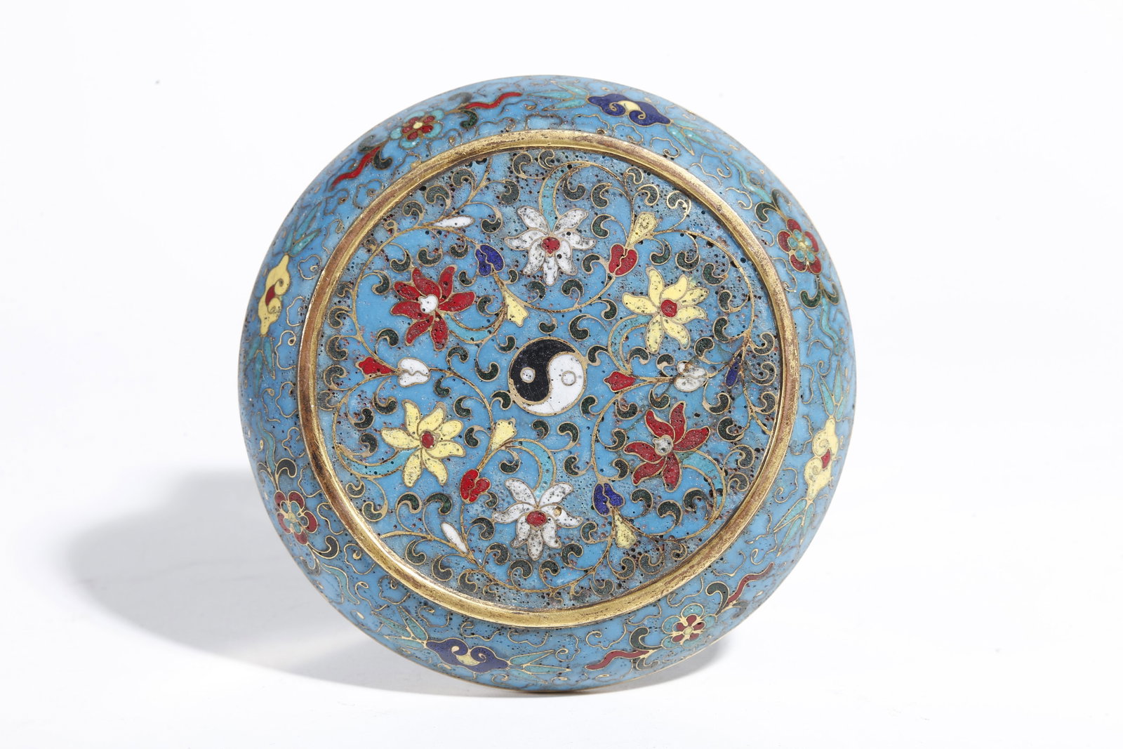 A CLOISONNÉ WASHER WITH INTERLOCKING FLORAL PATTERN - 9