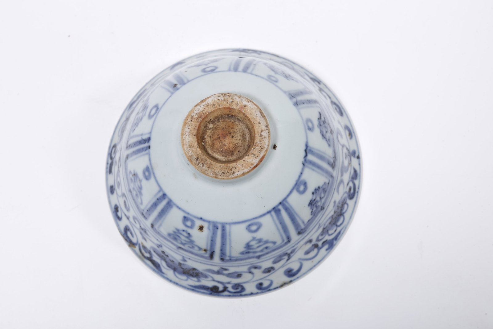 A BLUE AND WHITE BOWL WITH INTERLOCKING FLORAL PATTERN - 10