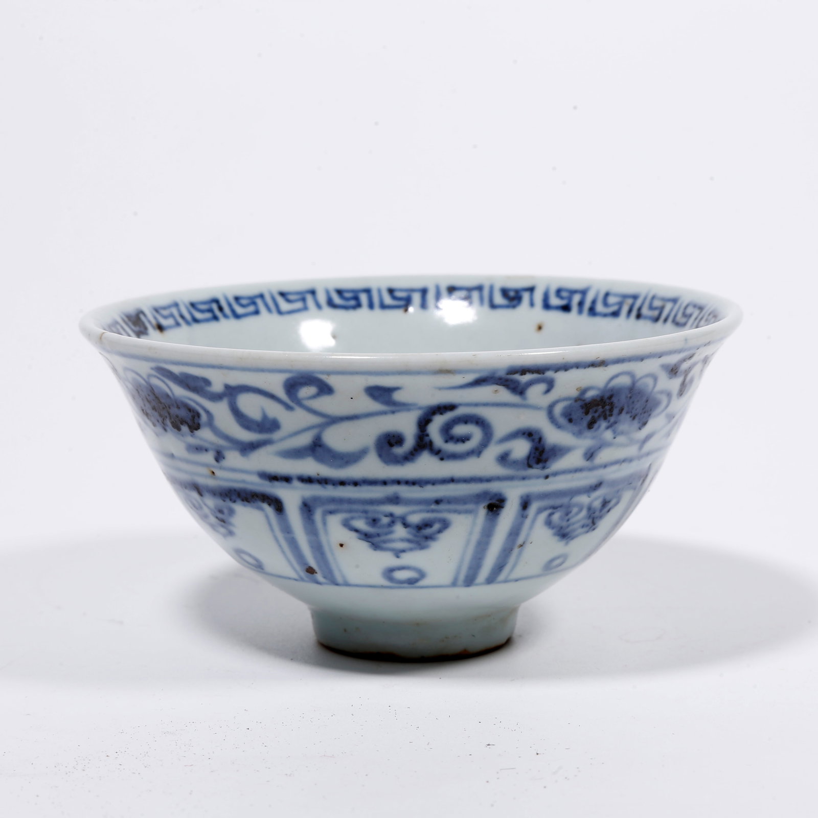 A BLUE AND WHITE BOWL WITH INTERLOCKING FLORAL PATTERN: Blue and White Bowl with Interlocking Floral Pattern