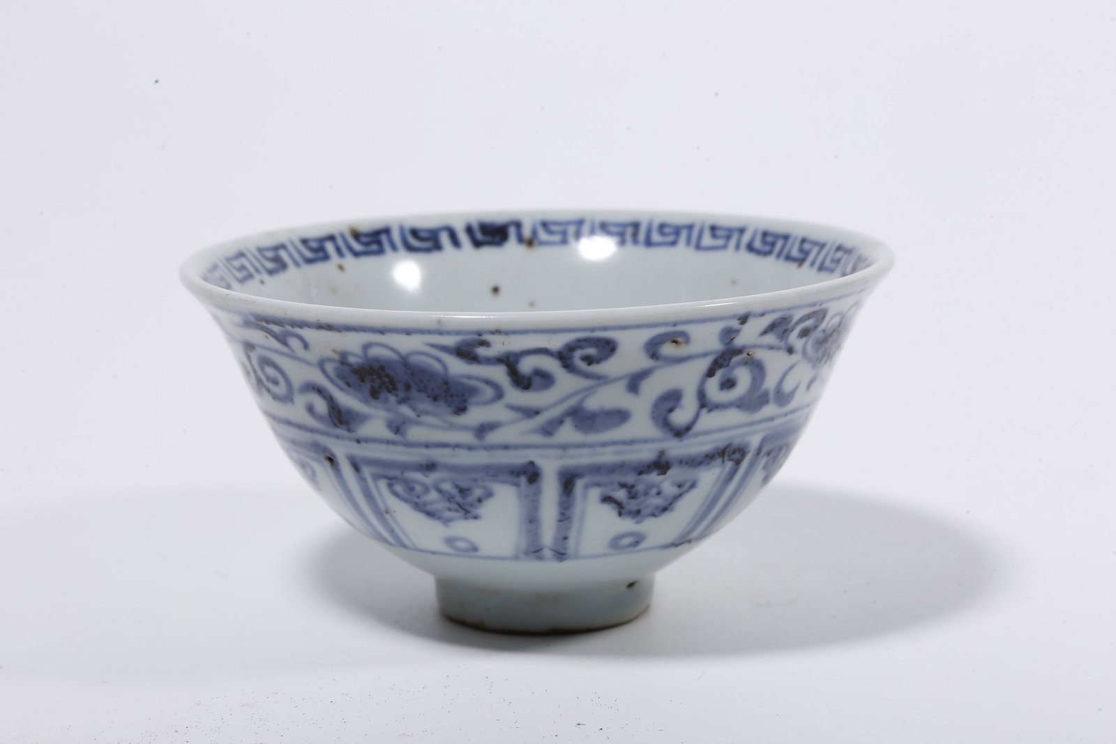 A BLUE AND WHITE BOWL WITH INTERLOCKING FLORAL PATTERN - 2