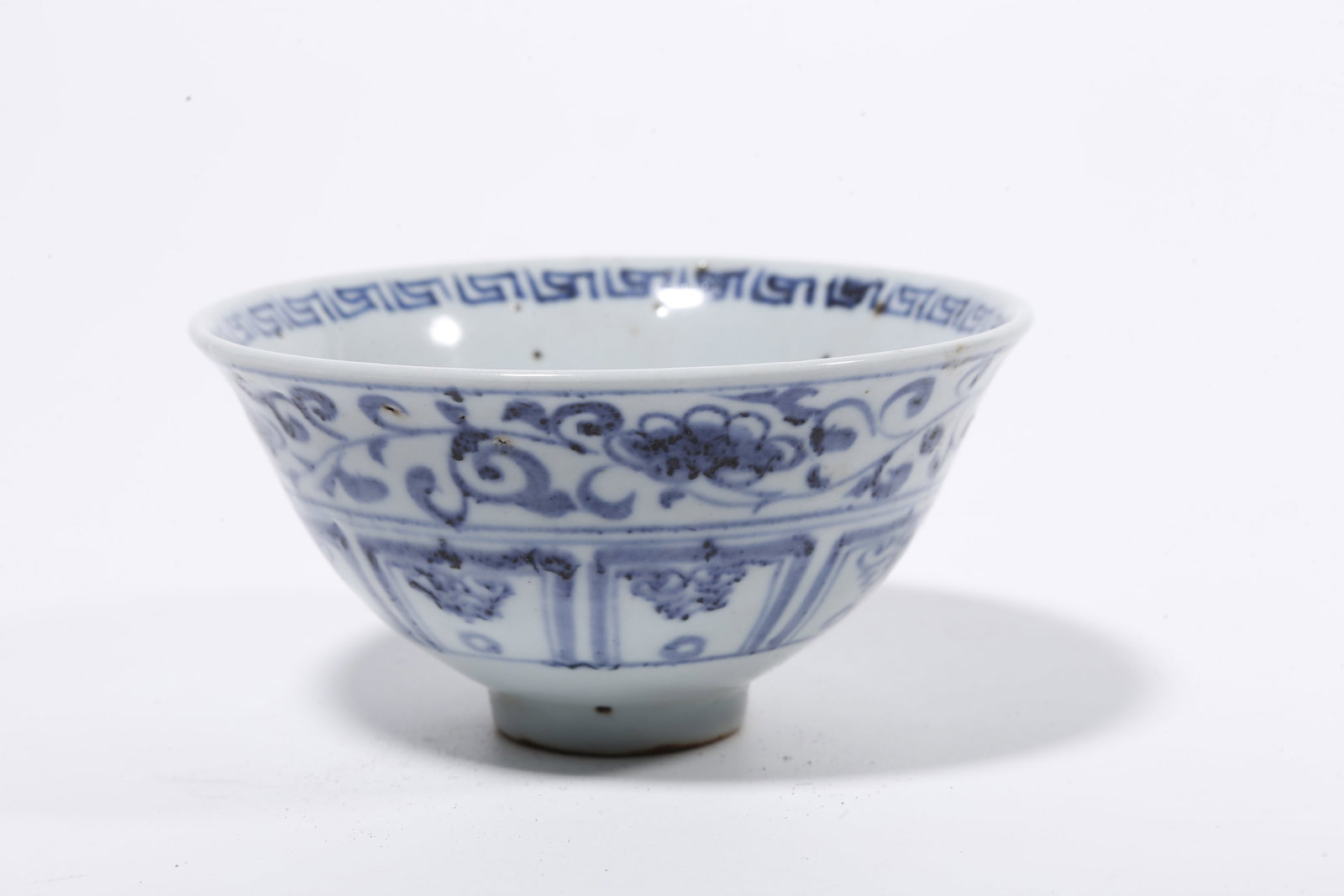 A BLUE AND WHITE BOWL WITH INTERLOCKING FLORAL PATTERN - 3