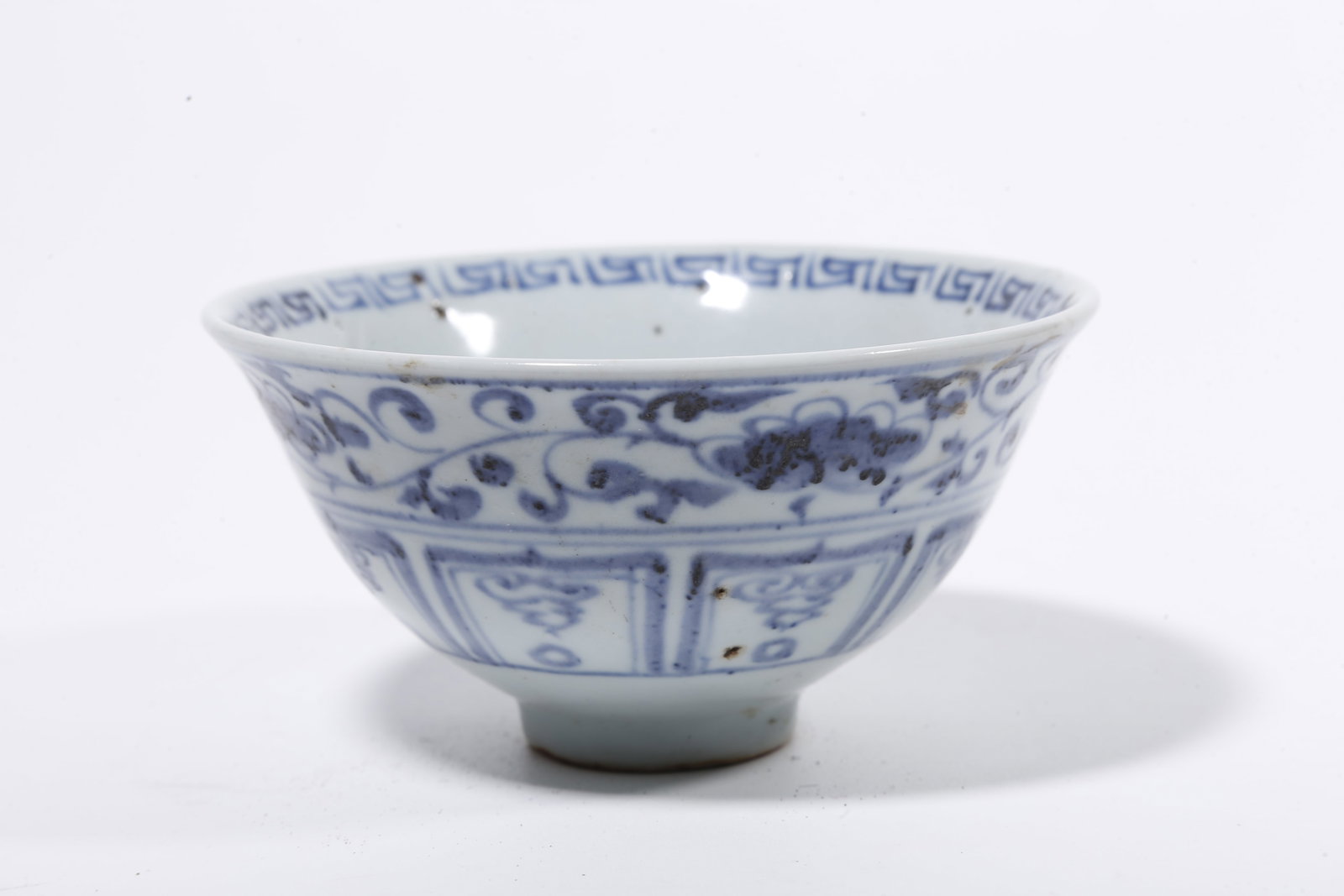 A BLUE AND WHITE BOWL WITH INTERLOCKING FLORAL PATTERN - 4