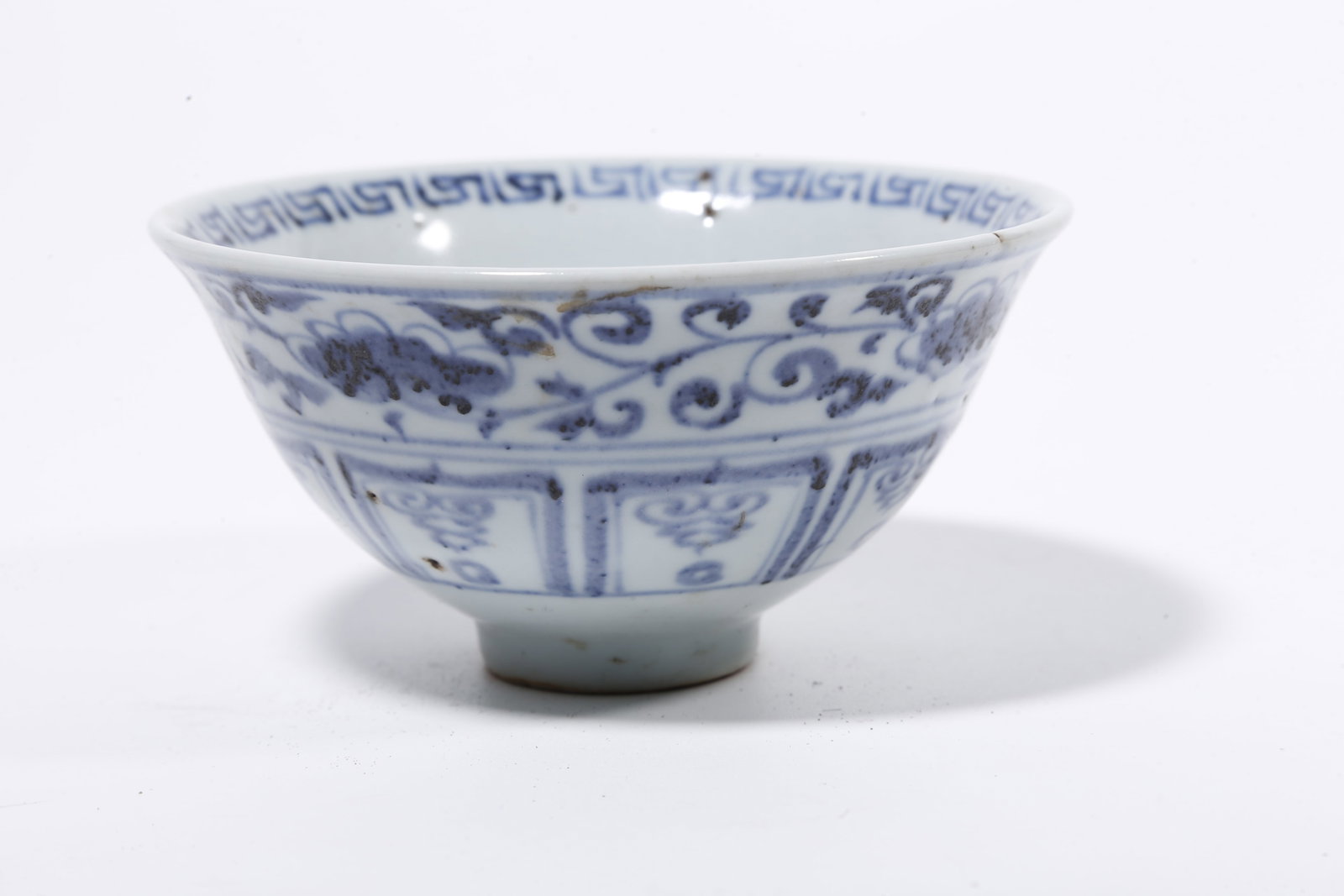 A BLUE AND WHITE BOWL WITH INTERLOCKING FLORAL PATTERN - 5
