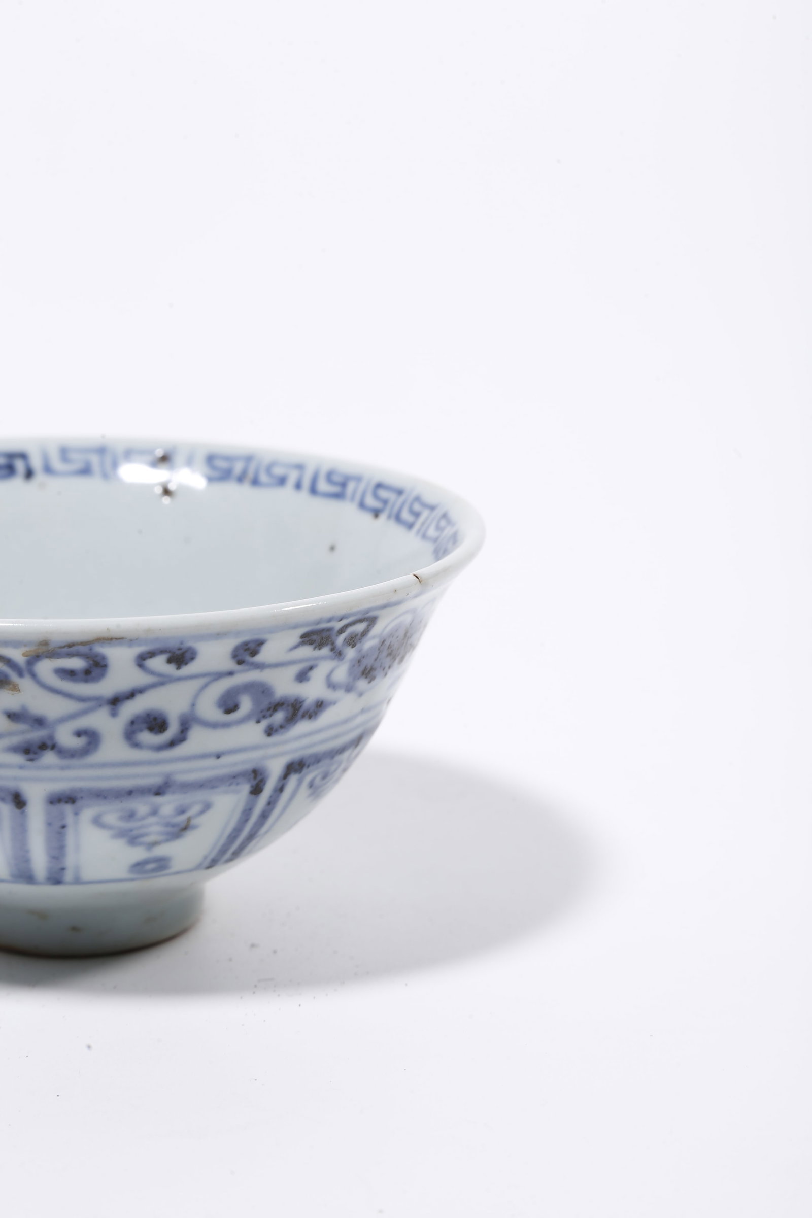 A BLUE AND WHITE BOWL WITH INTERLOCKING FLORAL PATTERN - 6