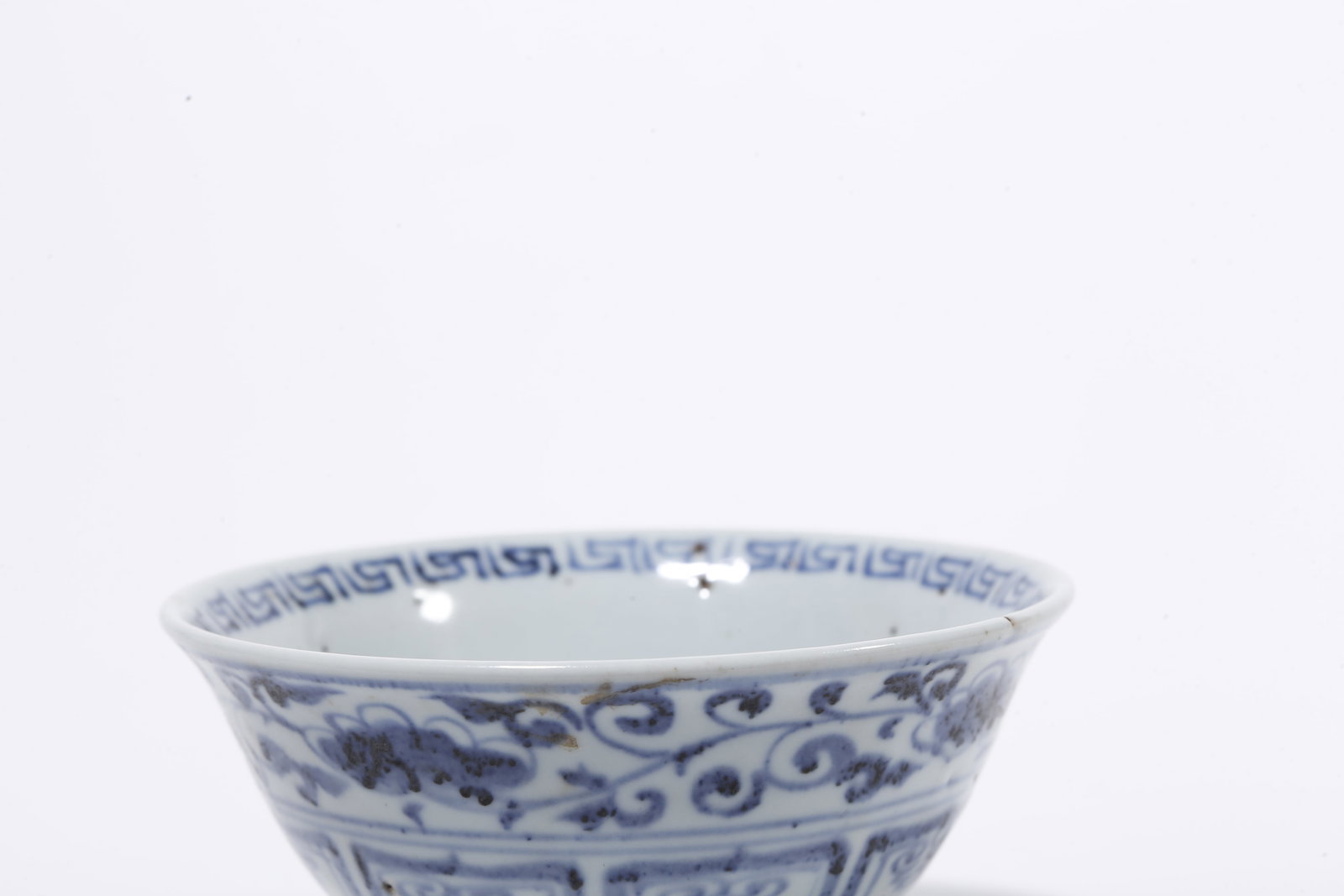 A BLUE AND WHITE BOWL WITH INTERLOCKING FLORAL PATTERN - 7