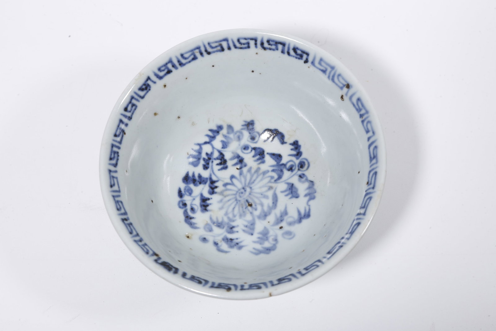 A BLUE AND WHITE BOWL WITH INTERLOCKING FLORAL PATTERN - 8