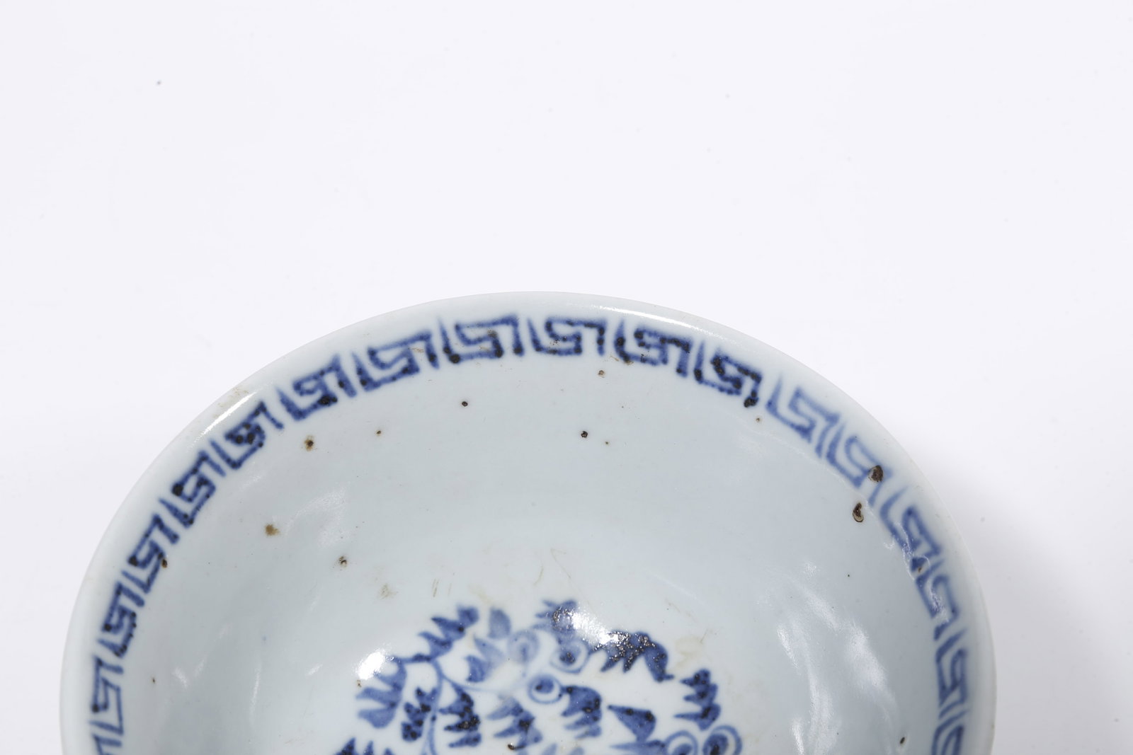 A BLUE AND WHITE BOWL WITH INTERLOCKING FLORAL PATTERN - 9