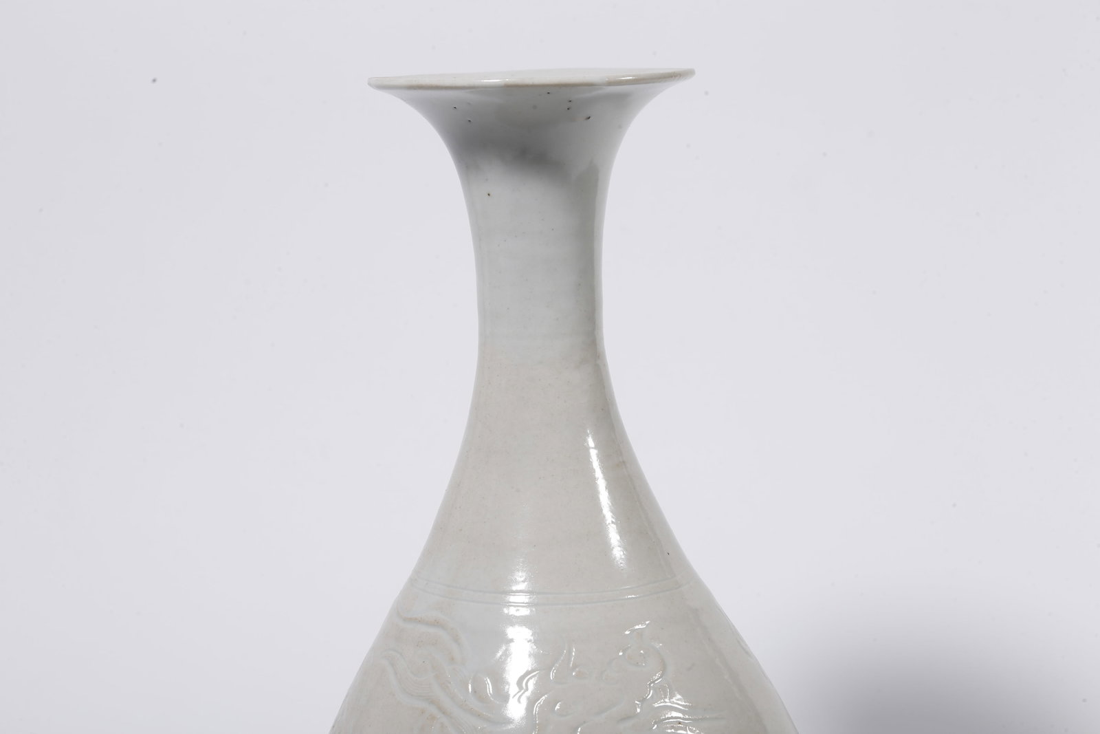 A DING WARE PEAR-SHAPED VASE WITH CLOUD AND DRAGON PATTERN - 7